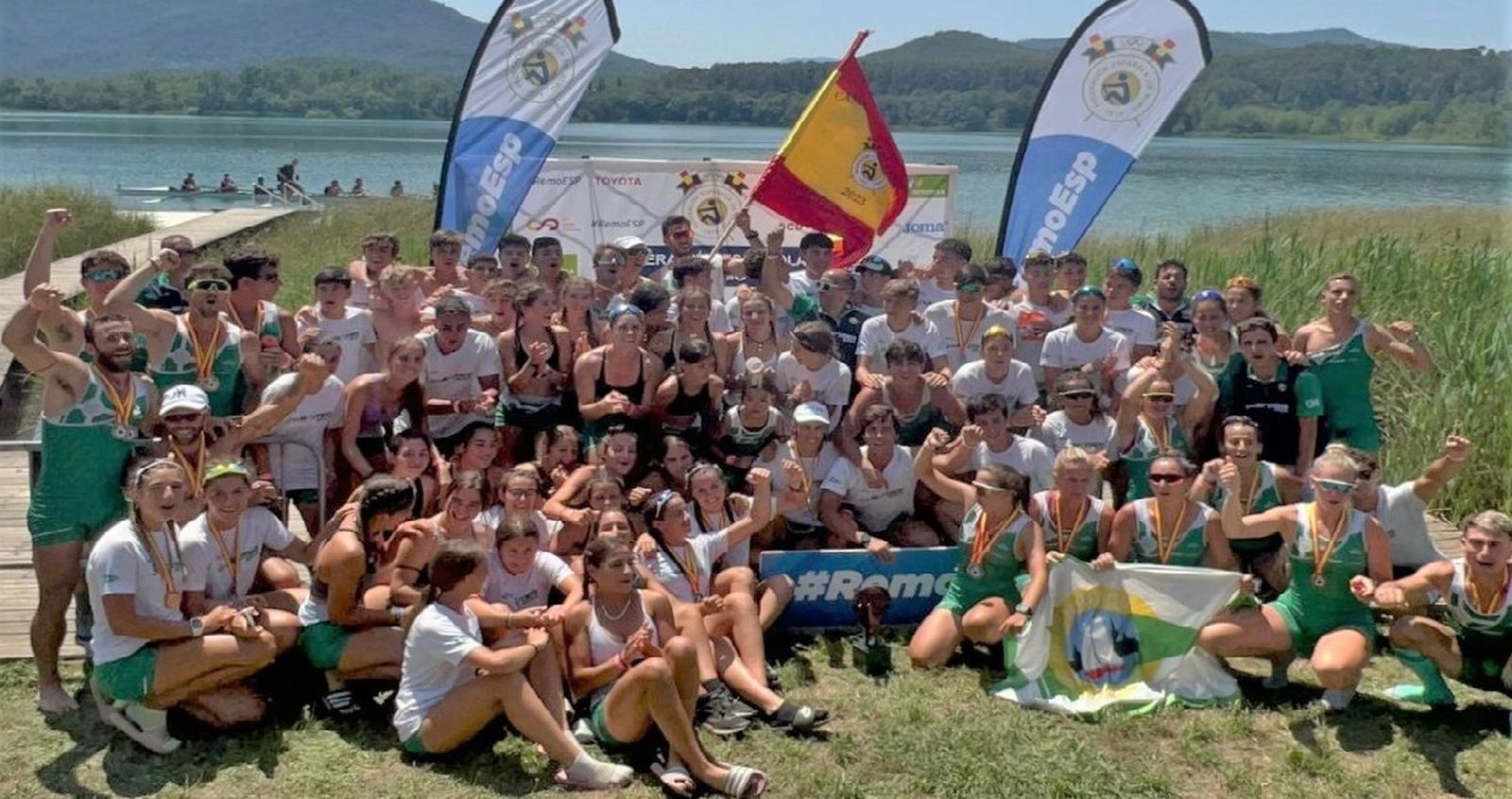 Los miembros del Club Náutico posan tras su éxito en Bañolas.