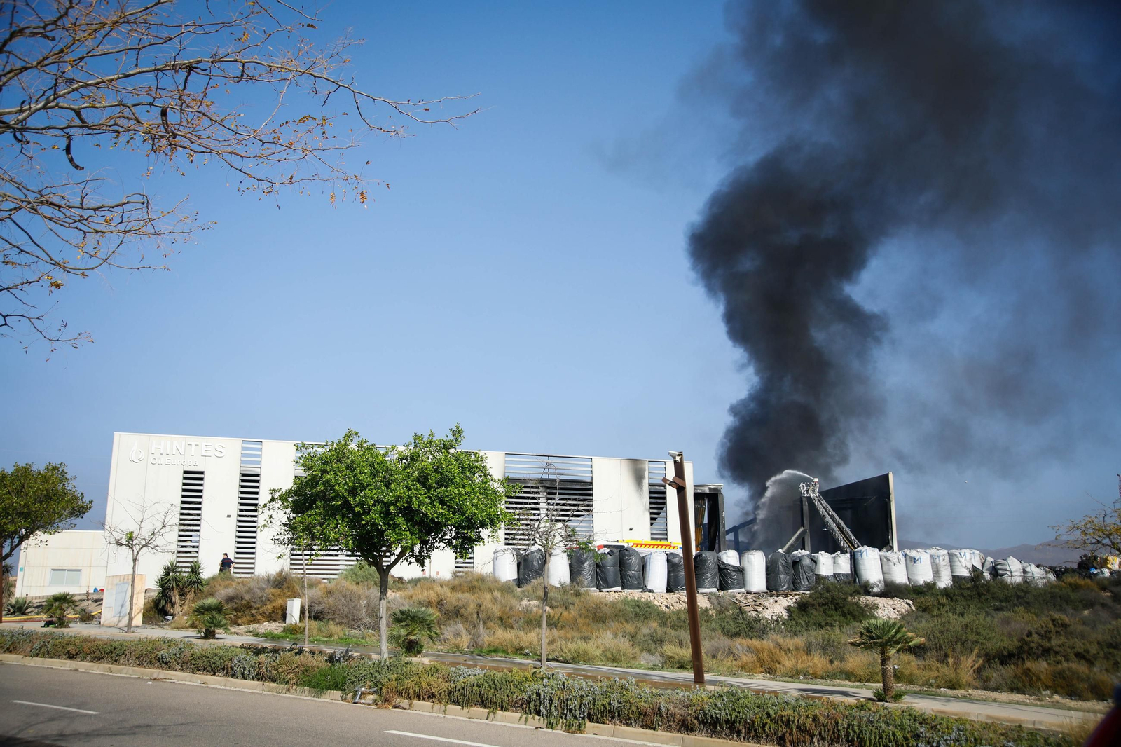 Nuevo incendio en la nave de Hintes Oil Europa en el PITA