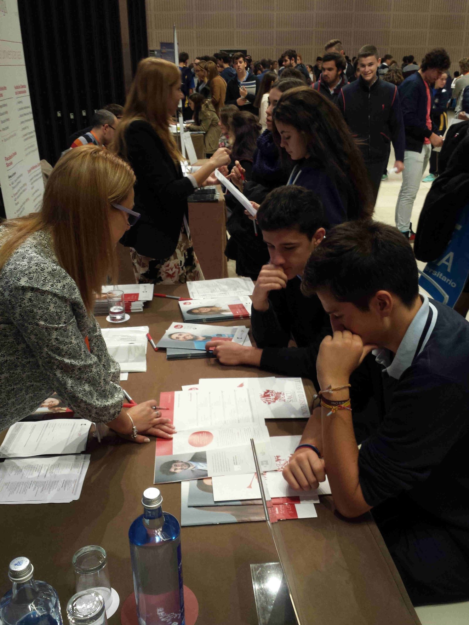 Alumnos se asesoran en uno de los expositores en la pasada edición de Unitour Sevilla.