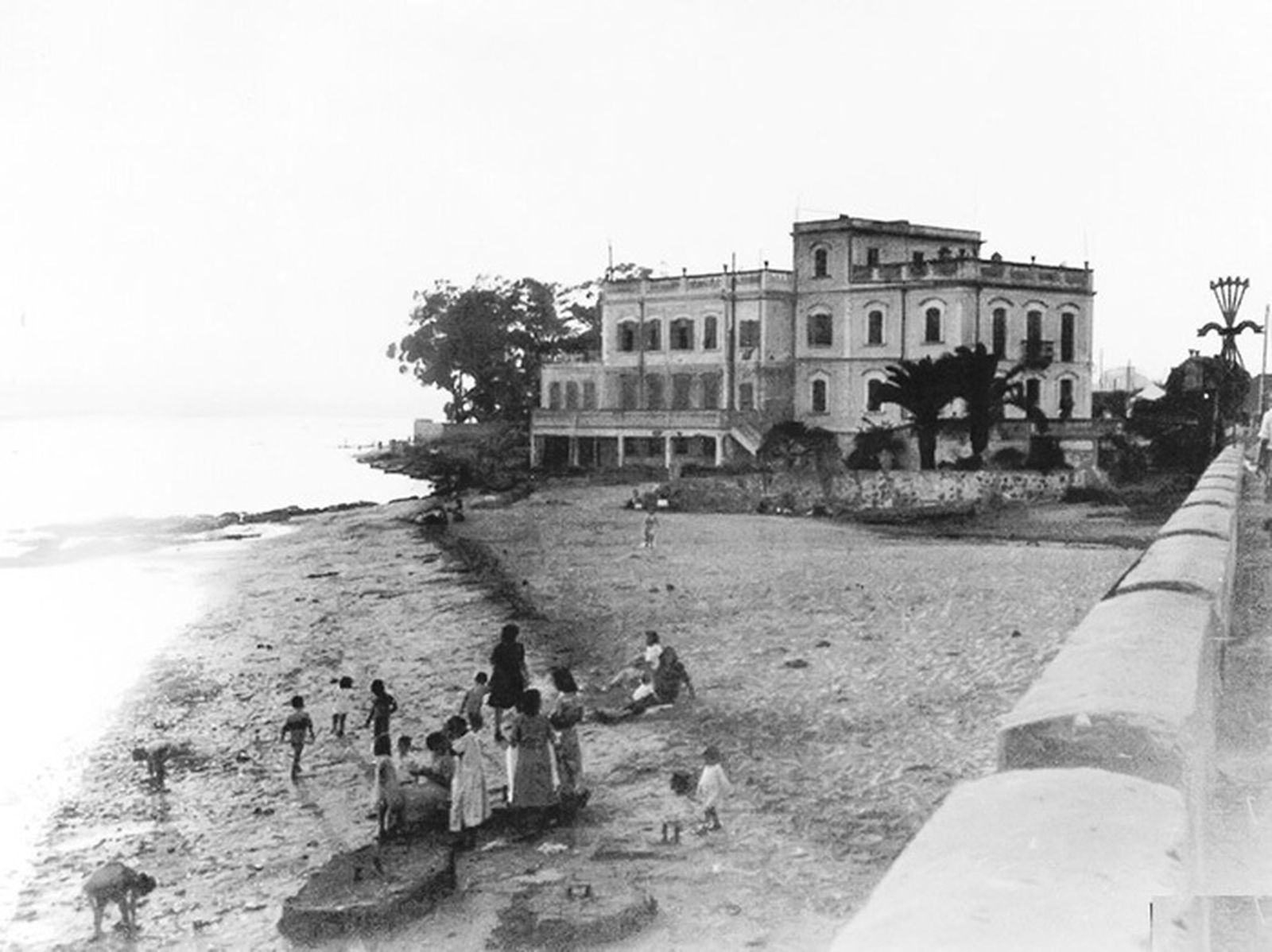 Antes y después de la playa donde debían salir a tierra los operadores de la B.G. 4. Al fondo el edificio del hotel Príncipe Alfonso.