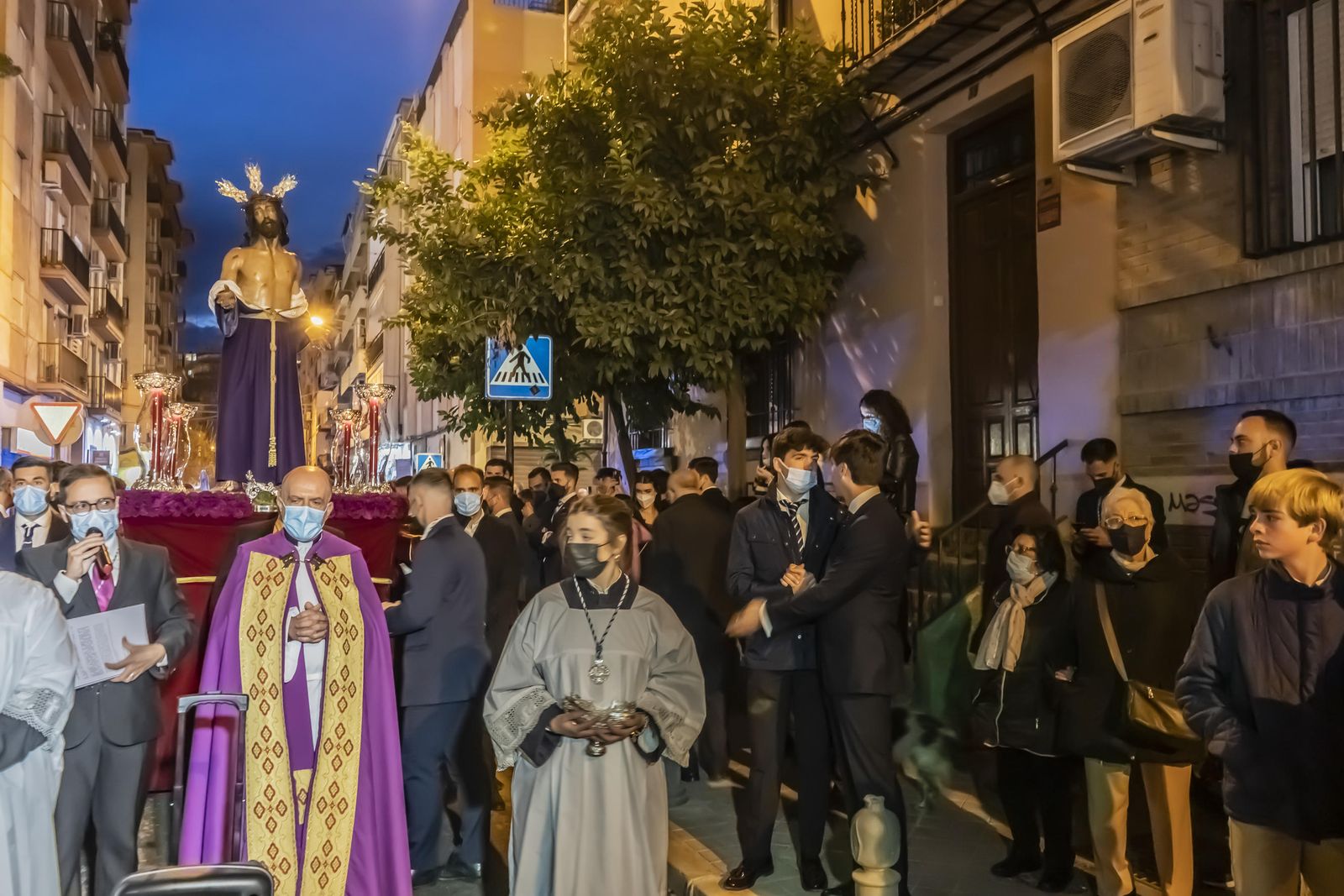 Los vía crucis del Viernes de Dolores, en imágenes