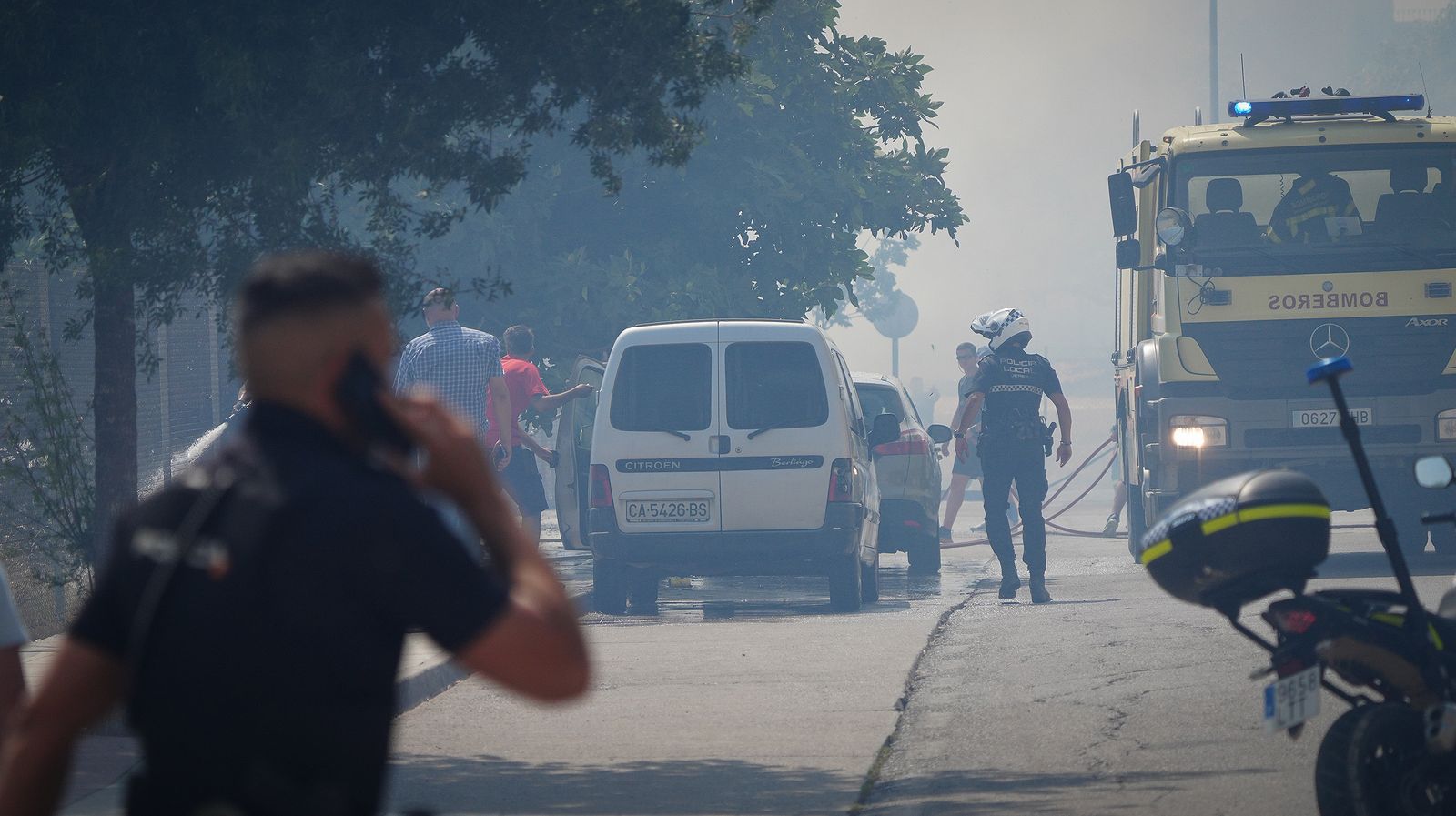 El fuego llega a las  casapuertas en Jerez