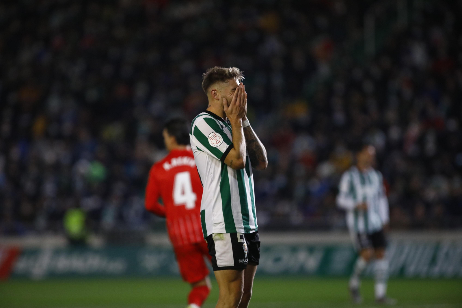 Antonio Casas se lamenta durante el duelo de Copa del Rey ante el Sevilla.
