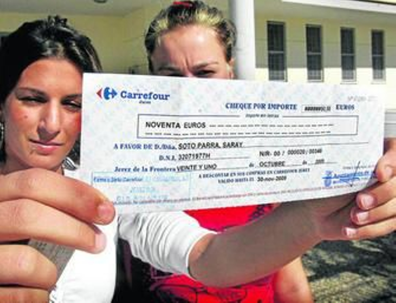 Una usuaria de los servicios sociales muestra el pasado octubre el cheque-ayuda del Ayuntamiento.