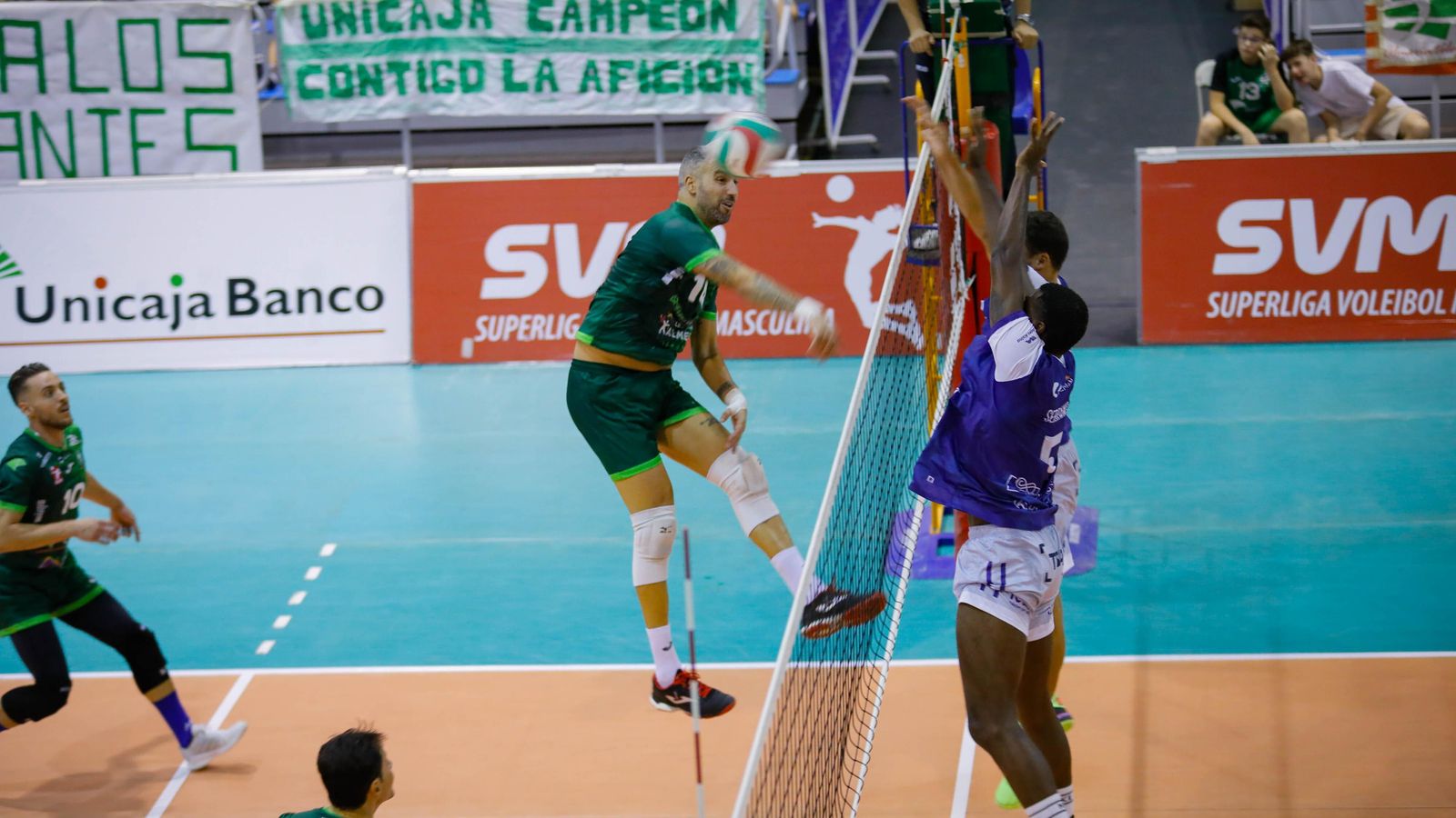 Borja Ruiz ejecuta un remata durante el partido de la primera jornada del conjunto ahorrador.