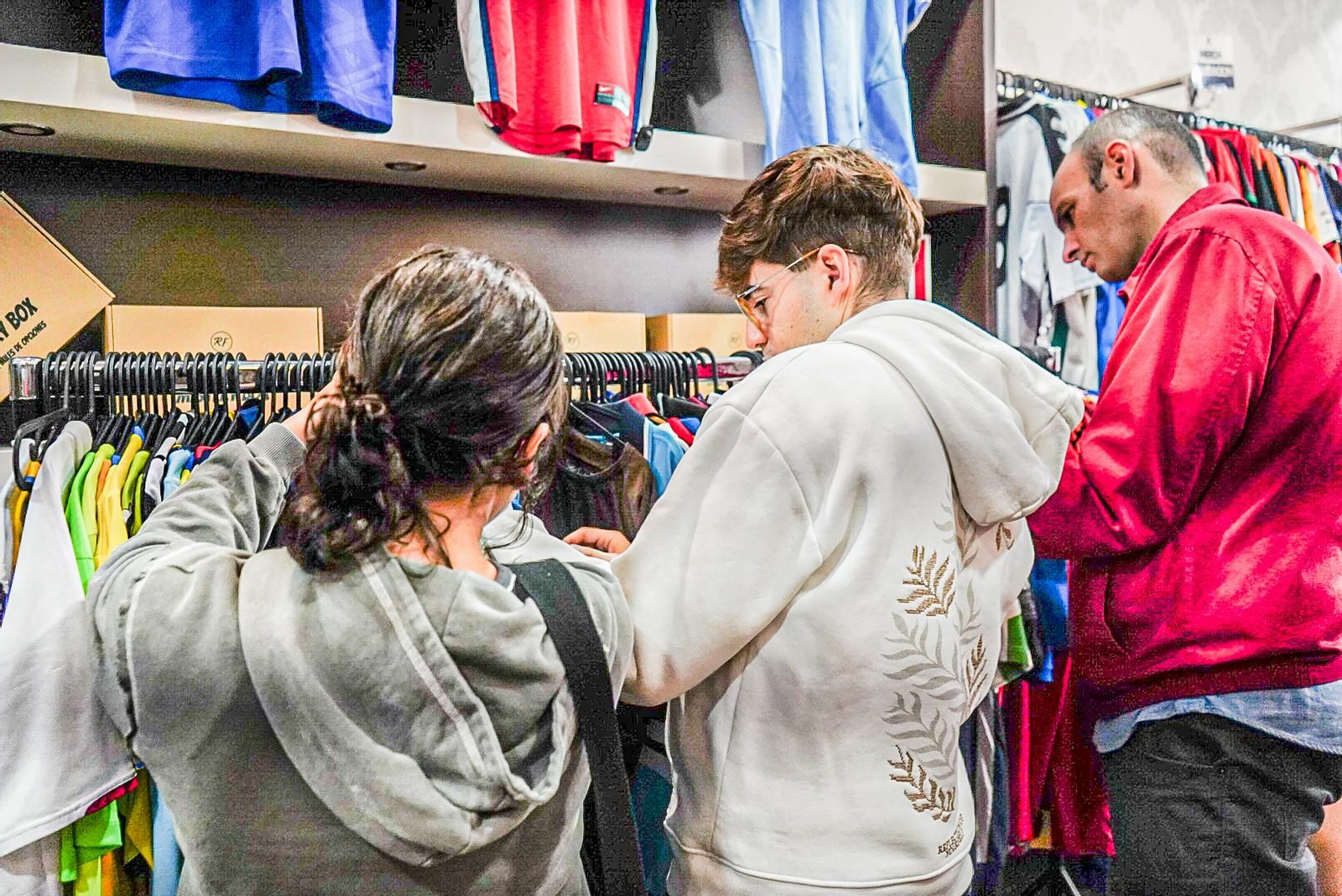 Las imágenes: así es la tienda con más de 3.000 camisetas de fútbol retro de Granada