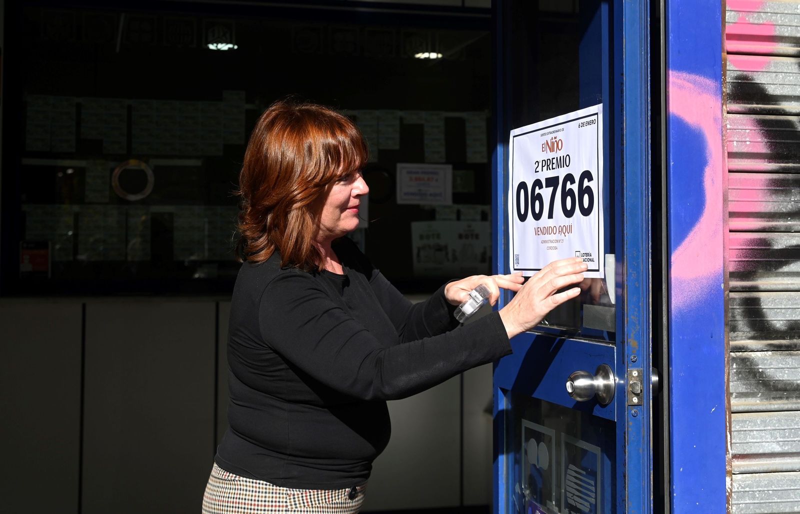 María Dolores Lara, en la plaza del Mediodía, vendió el segundo premio del Niño en Córdoba en 2025.
