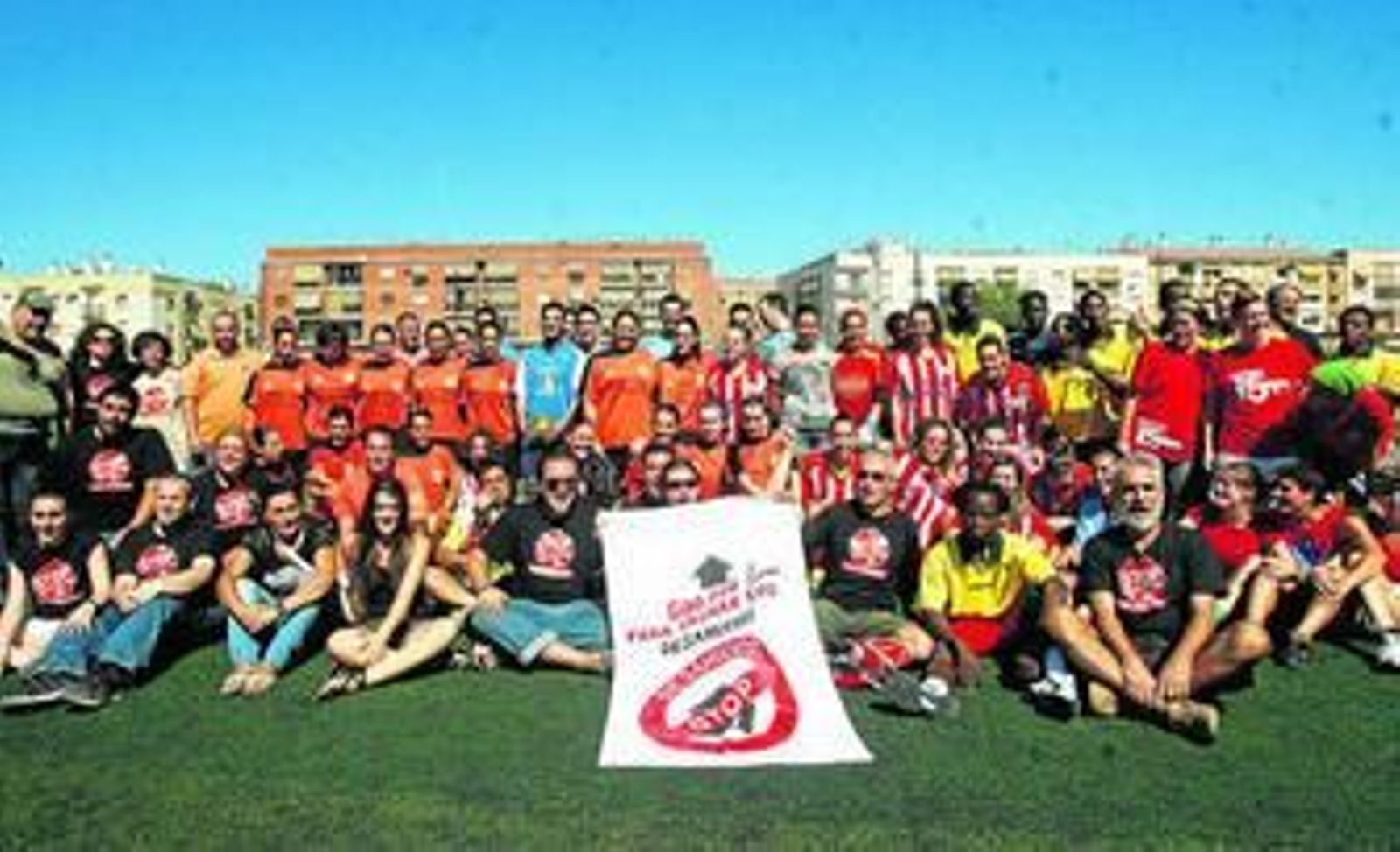 StopDesahucios y los participantes del campeonato de fútbol posan con un cartel del colectivo.