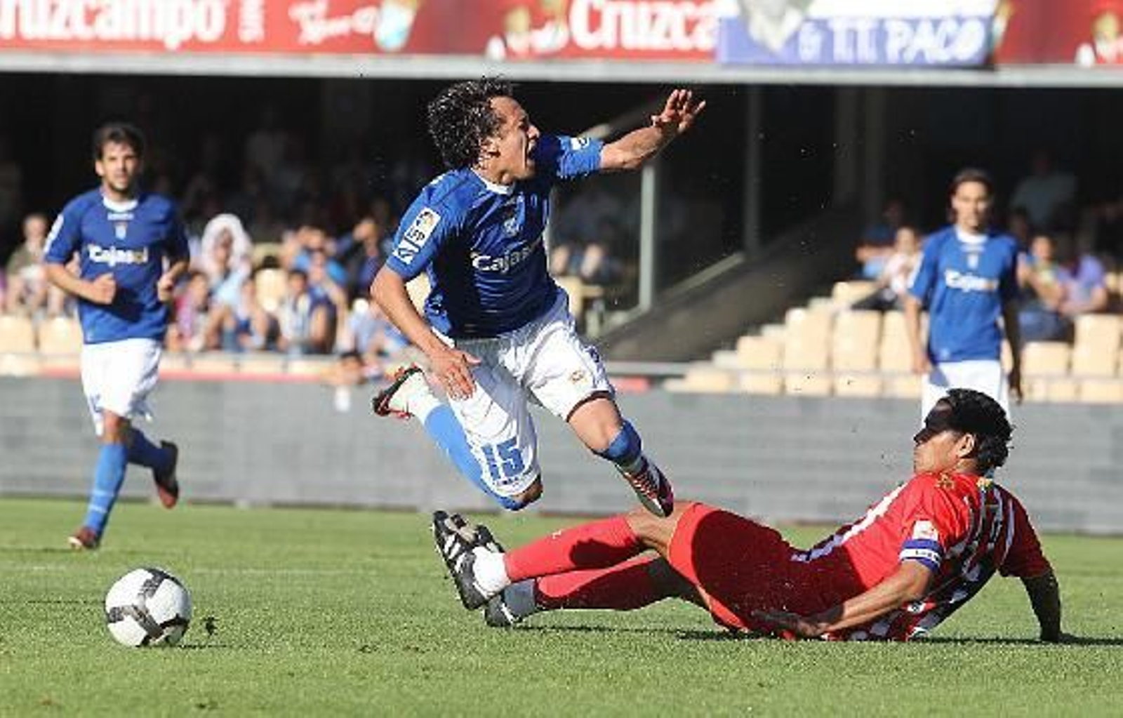 Orellana recibe una espectacular falta. 

Foto: Miguel Angel Gonzalez