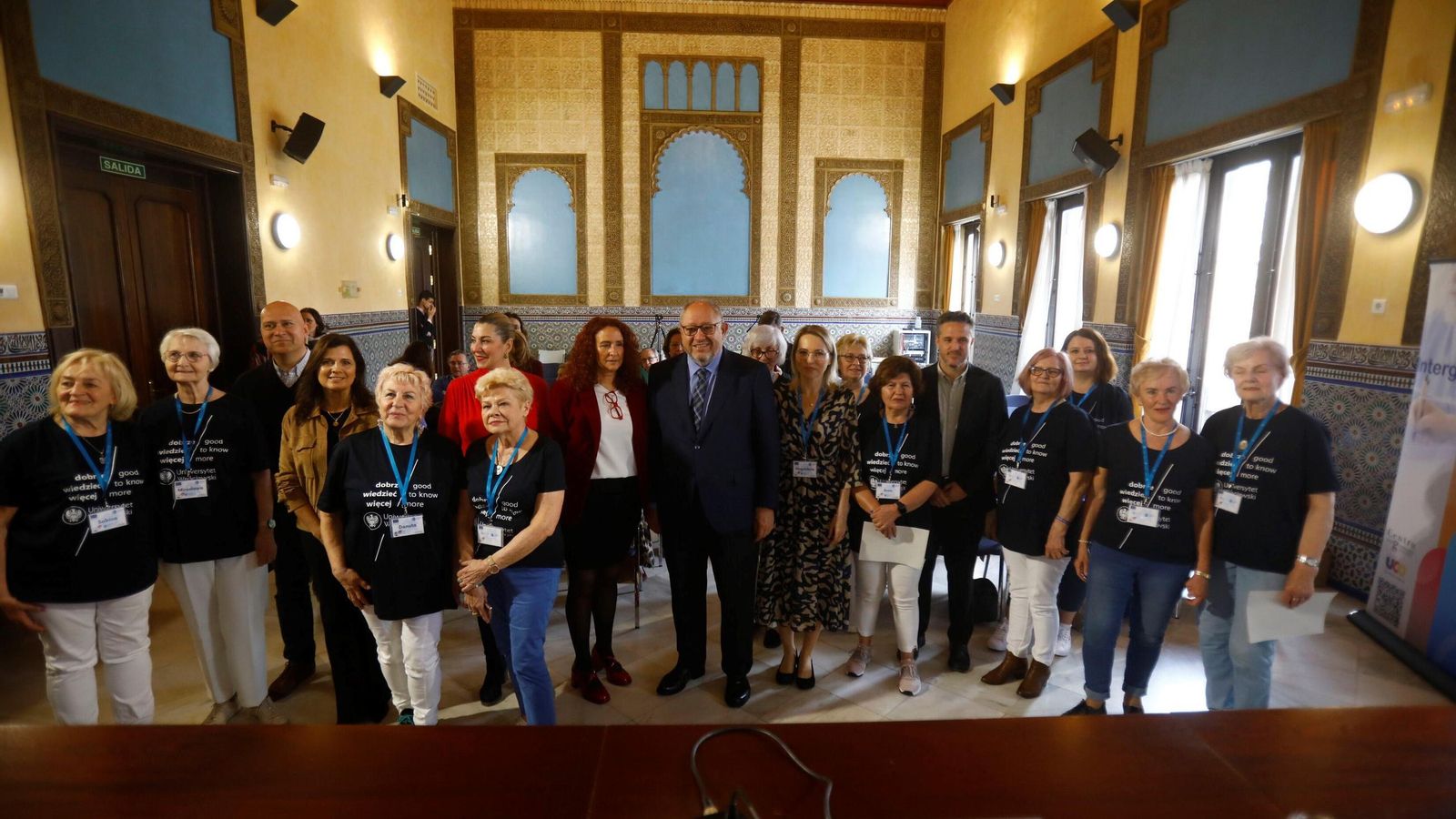 Foto de familia en la sala Mudéjar del Rectorado de la Universidad de Córdoba