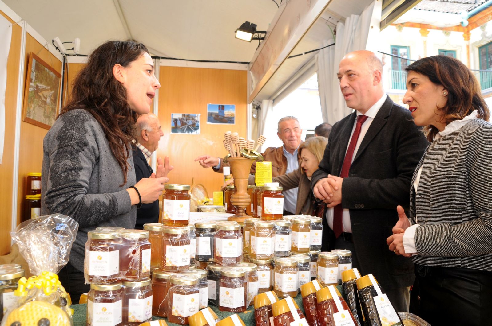 Antonio Ruiz y Auxiliadora Pozuelo, en uno de los expositores.