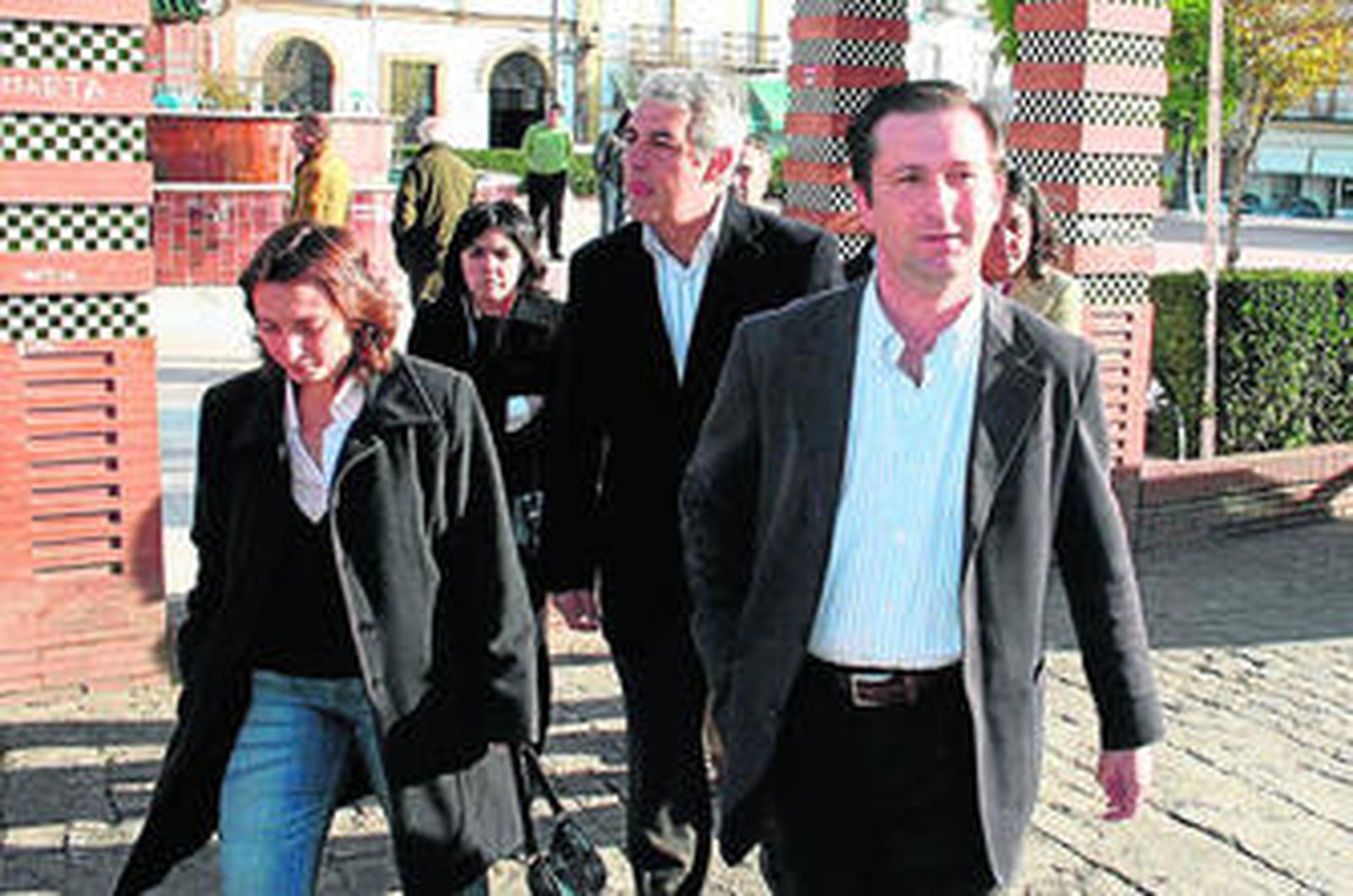 El alcalde de Gibraleón, José Ramón Gómez, junto a varios miembros de su equipo cuando estaba en la oposición. Detrás Manuel Gómez.