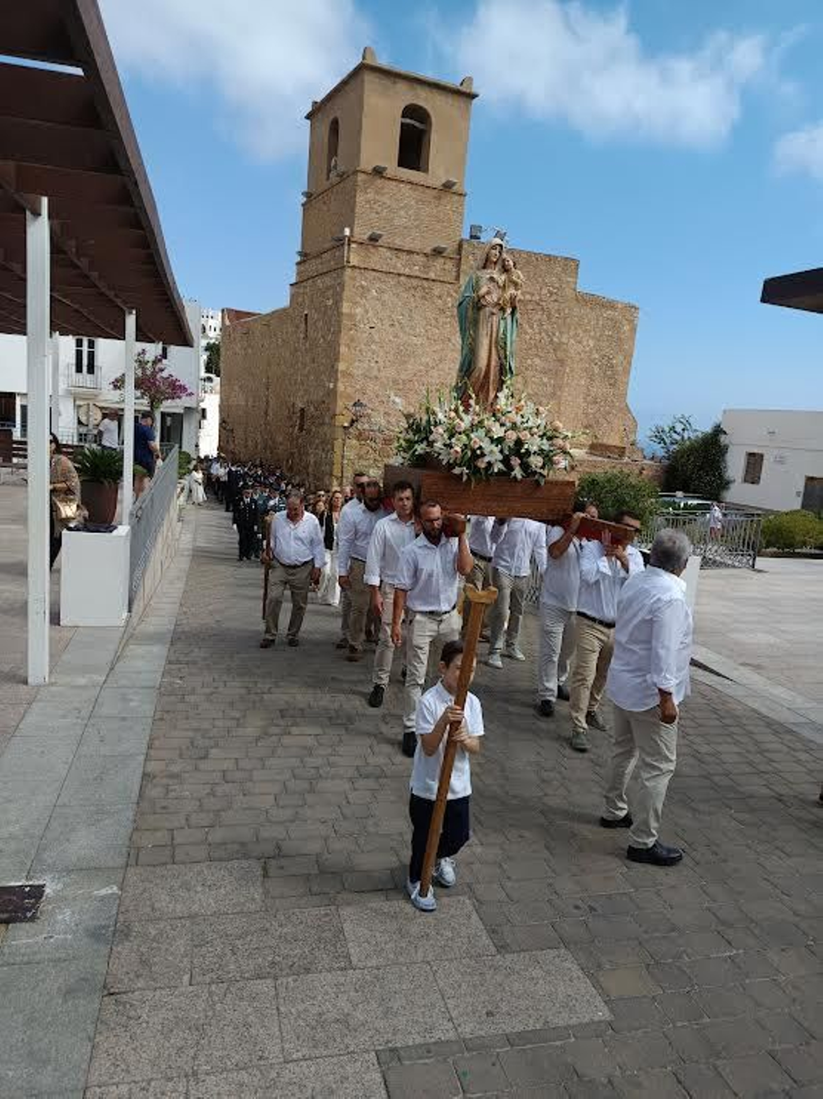 La Misa reunió al equipo municipal de gobierno, agentes de la Policia Local, y representantes de Guardia Civil y Bomberos