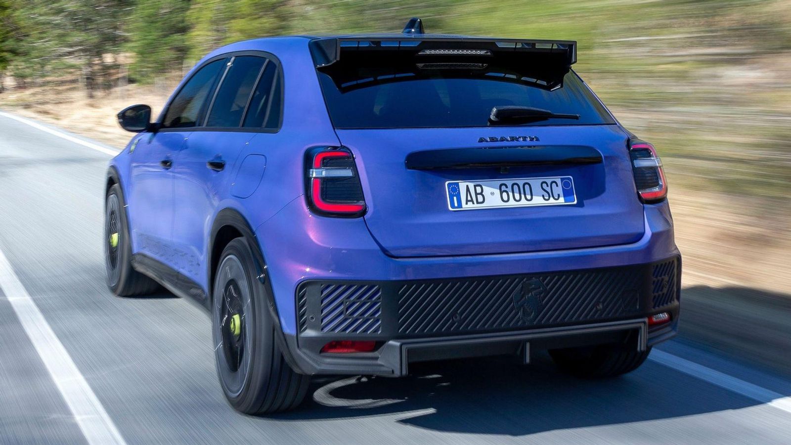 El nuevo Abarth 600e está disponible con 240 (175 kW) o 280 CV (207 kW), según se trate de la versión Turismo o Scorpionissima. El nuevo Abarth 600e está disponible con 240 (175 kW) o 280 CV (207 kW), según se trate de la versión Turismo o Scorpionissima.