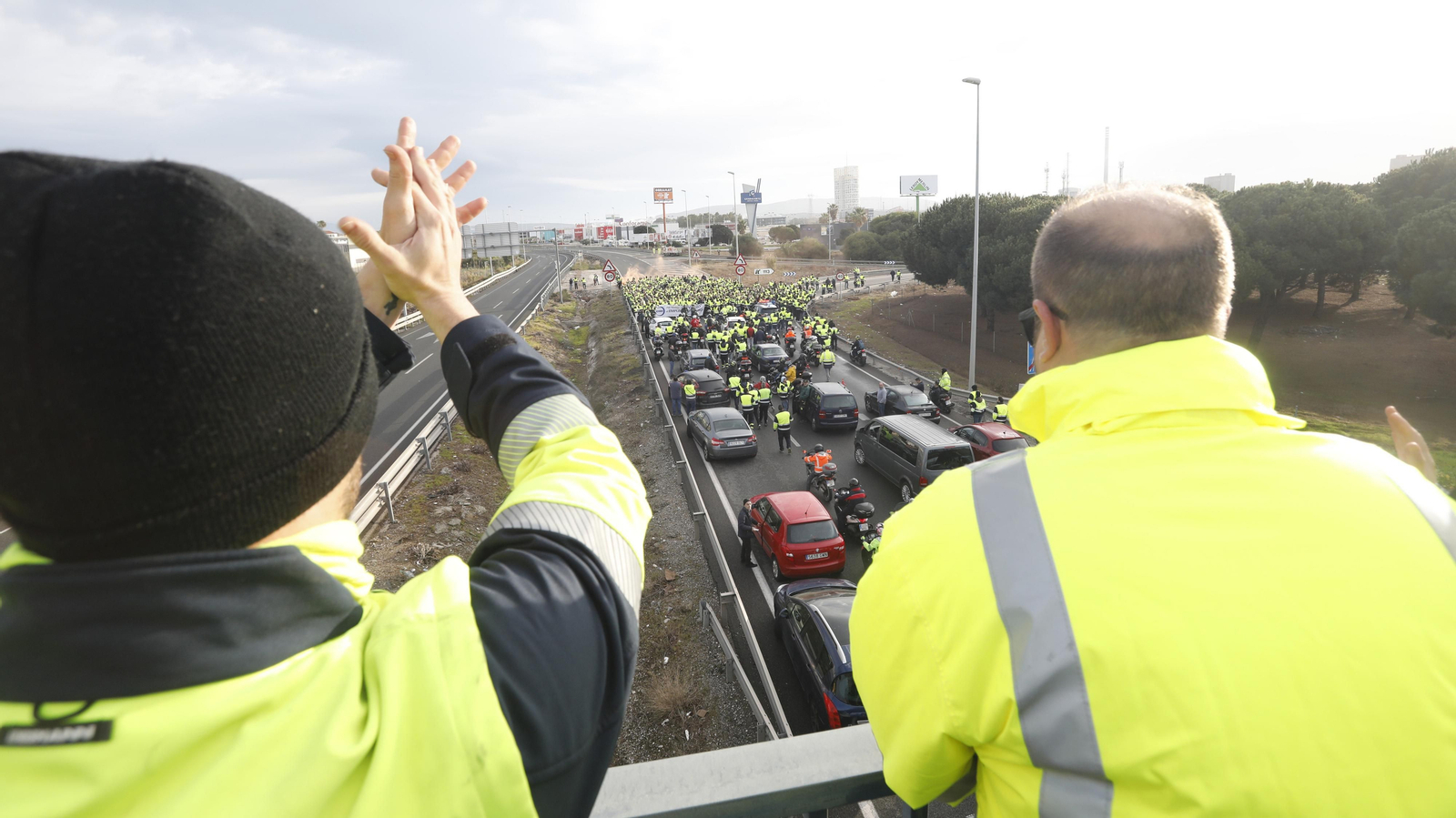 Imágenes del corte de la A-7 por los trabajadores de Acerinox en huelga, este viernes