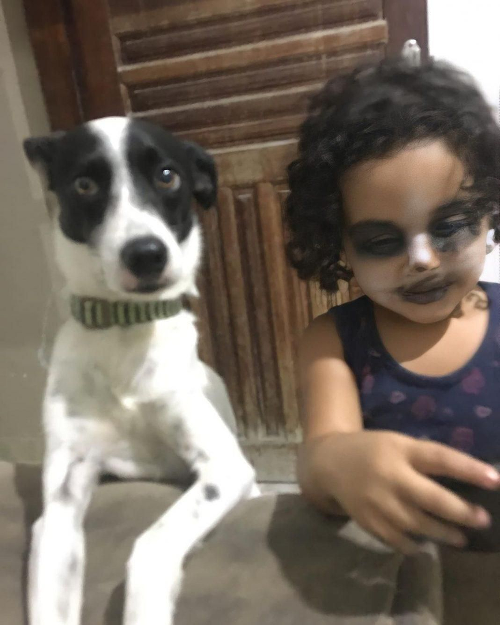 El adorable momento en que una madre encuentra a su hija maquillándose para parecerse a su perro
