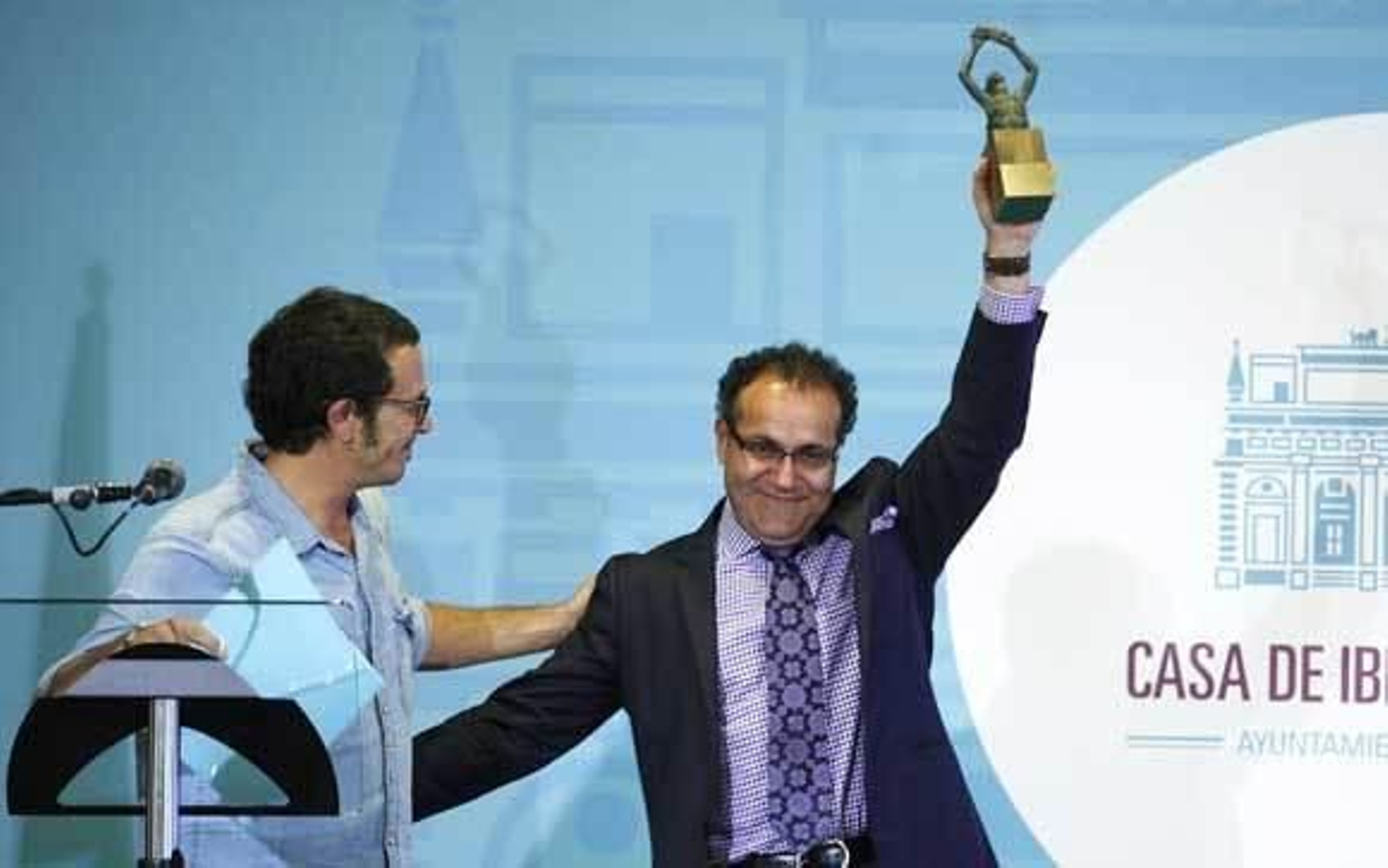 El doctor Alfredo Quiñones-Hinojosa muestra su satisfacción tras recoger el galardón. /Joaquín Pino