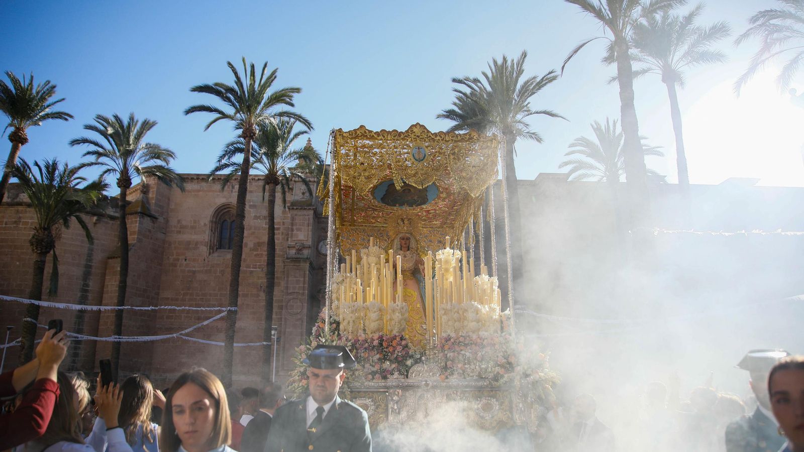 Vea la salida de la Hermandad de Los Ángeles de la Catedral de Almería