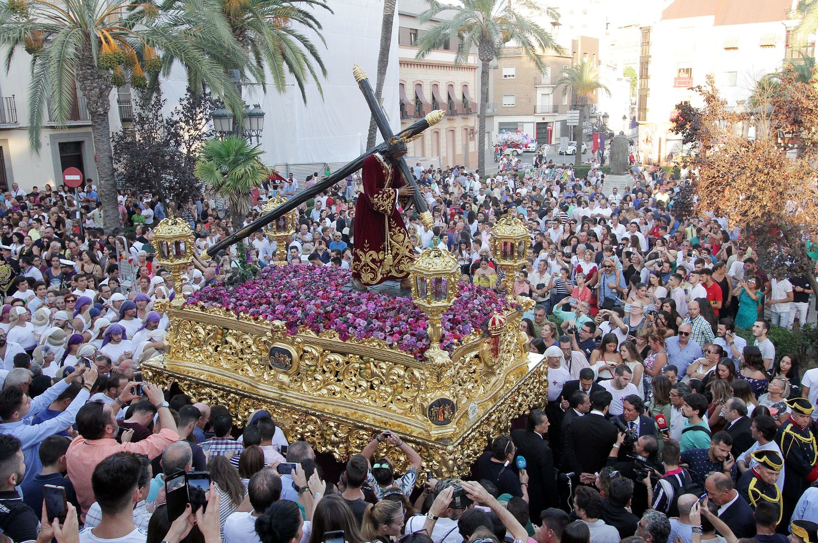 Imágenes del Señor de Pasión en la procesión del centenario de la hermandad