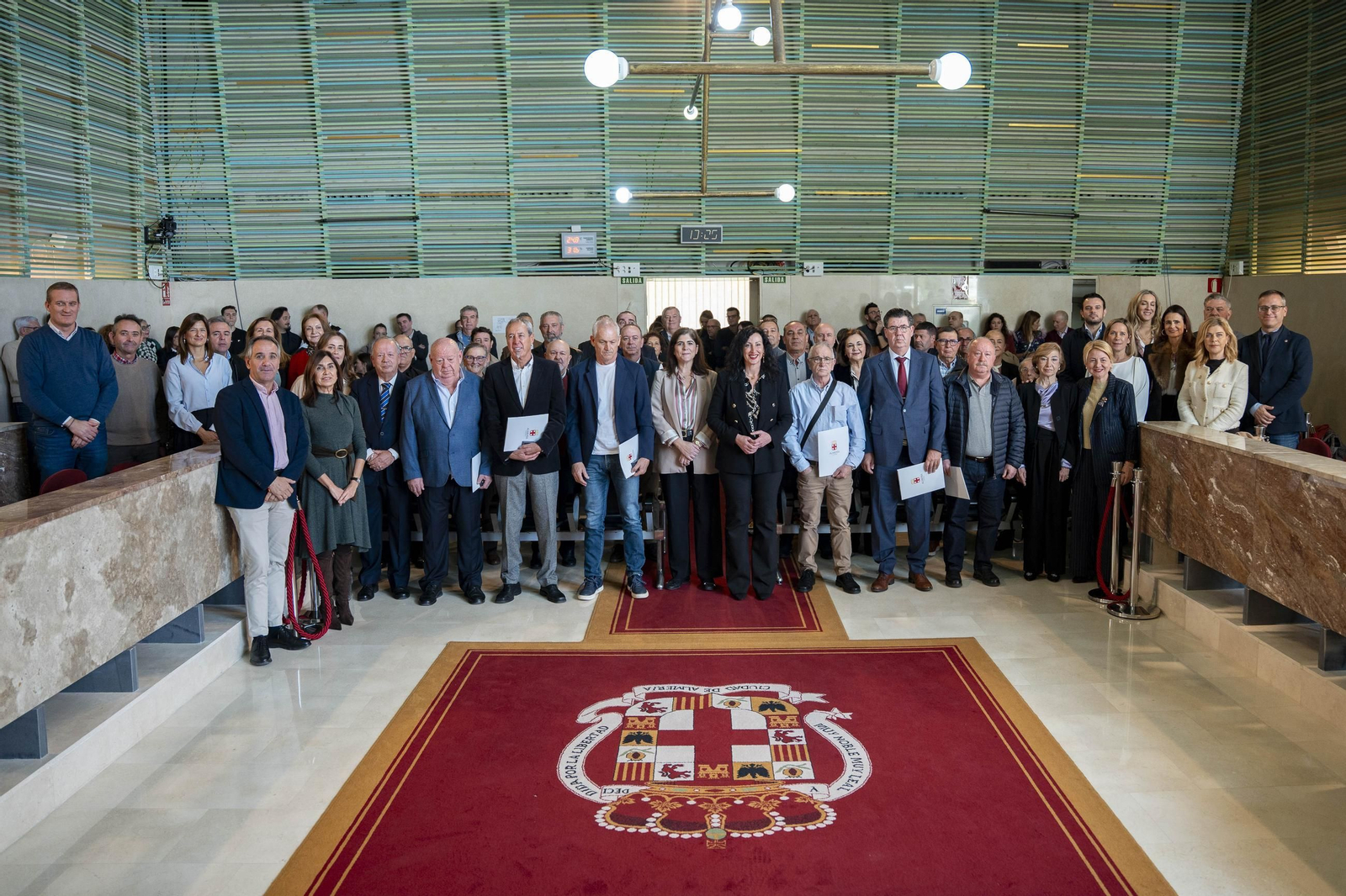 Almería rinde homenaje a su personal municipal con la imposición de los Escudos de Oro