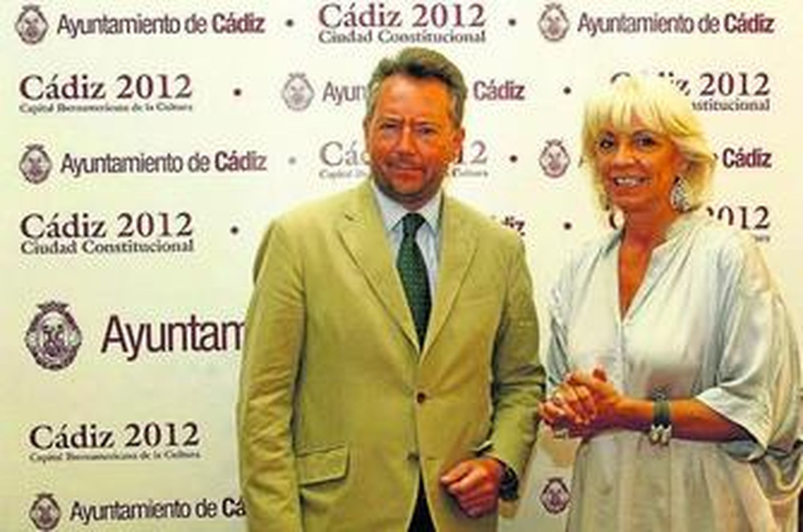 José Joly y Teófila Martínez, tras la firma del convenio en el Ayuntamiento de Cádiz.