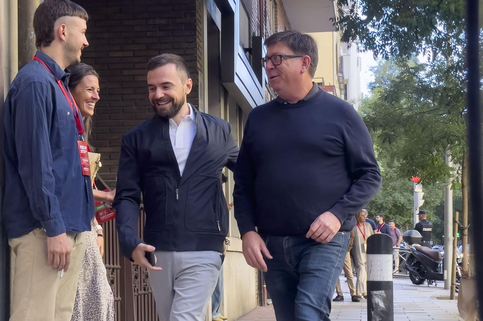 Paco Salazar, a la entrada de Ferraz, junto a Diego Rubio, actual jefe de gabinete de Sánchez, en una imagen de archivo.