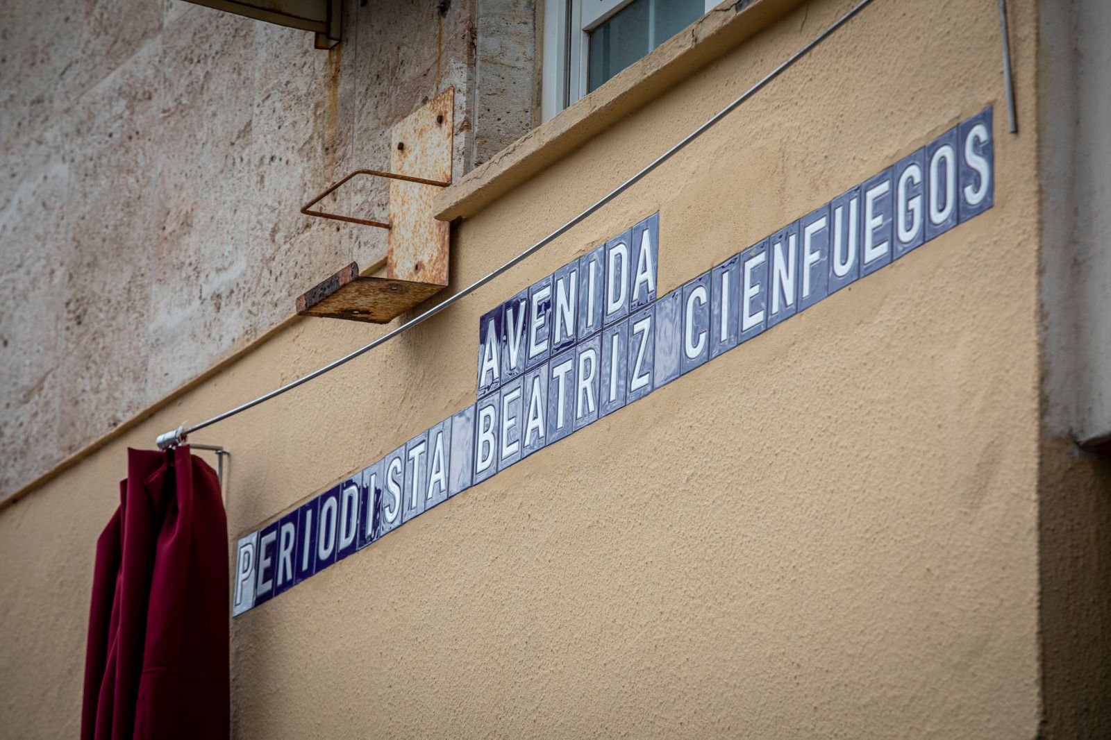 El rótulo de la avenida Periodista Beatriz Cienfuegos