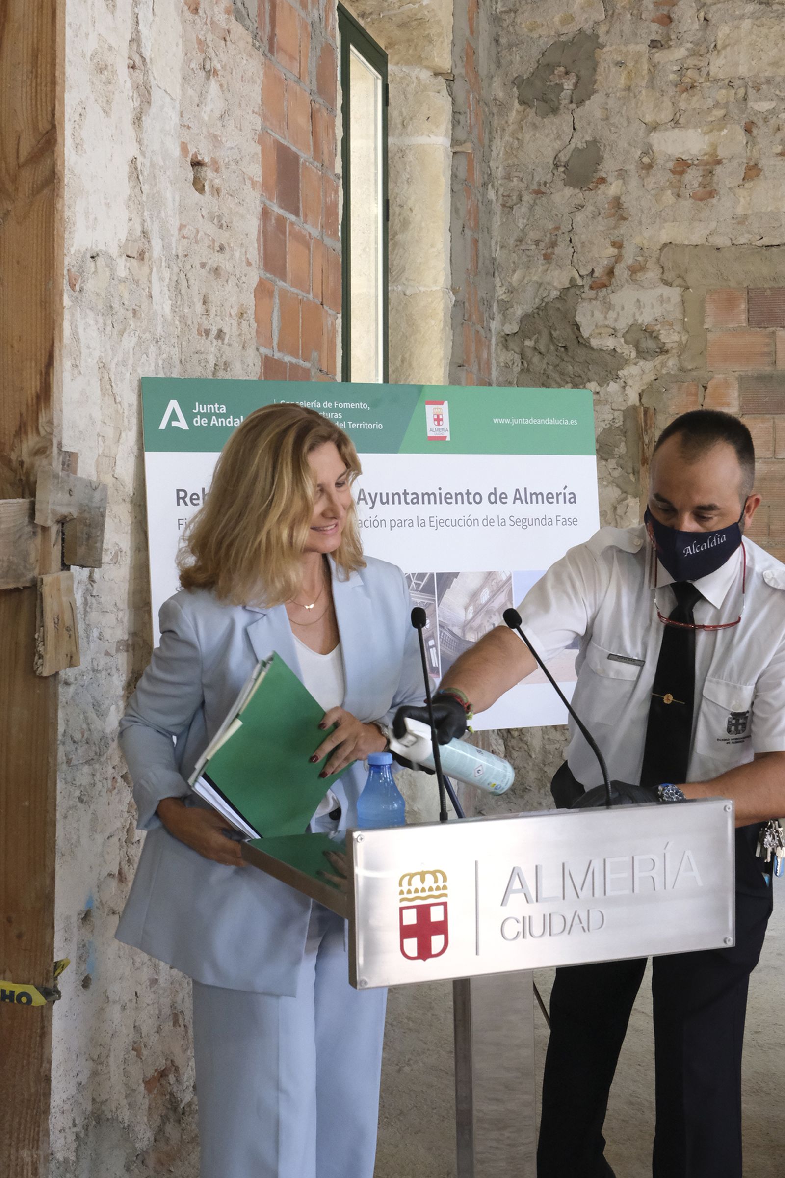 Fotogalería de la firma del convenio de las obras finales del edificio del Ayuntamiento de Almería