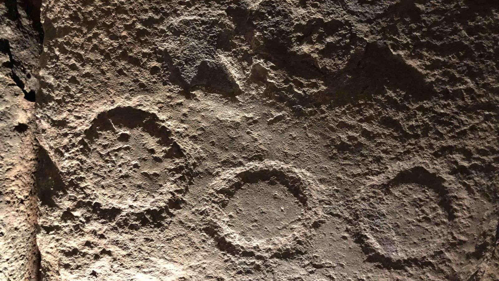 Algunas incrispciones en la piedra del Dolmen de Soto.
