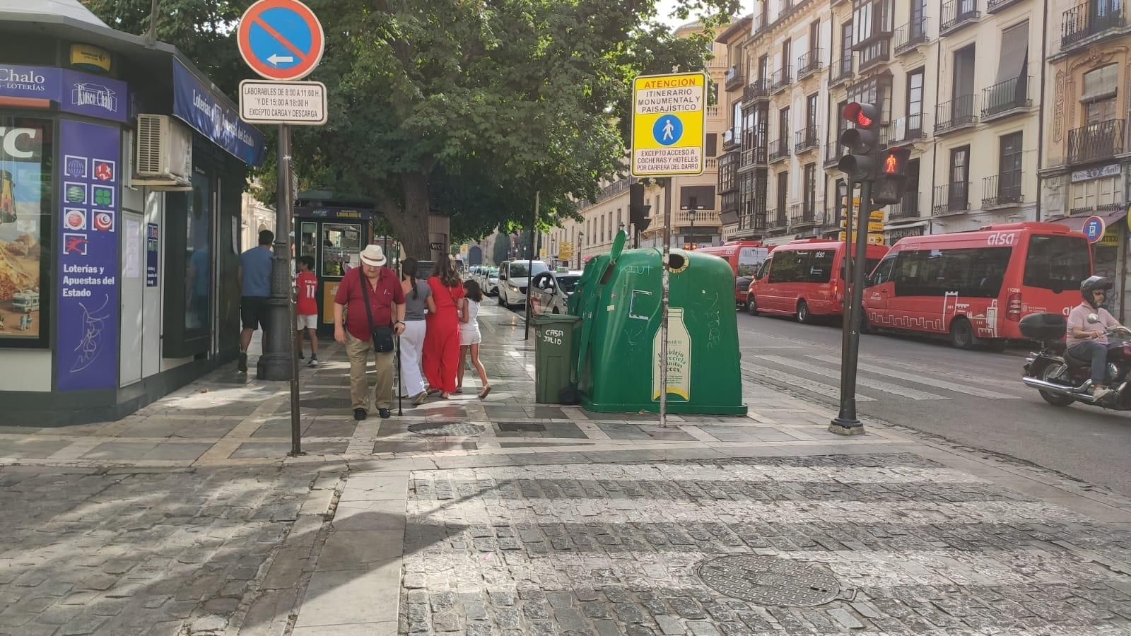 Punto de acceso a Plaza Nueva con los contenedores que se han añadido.