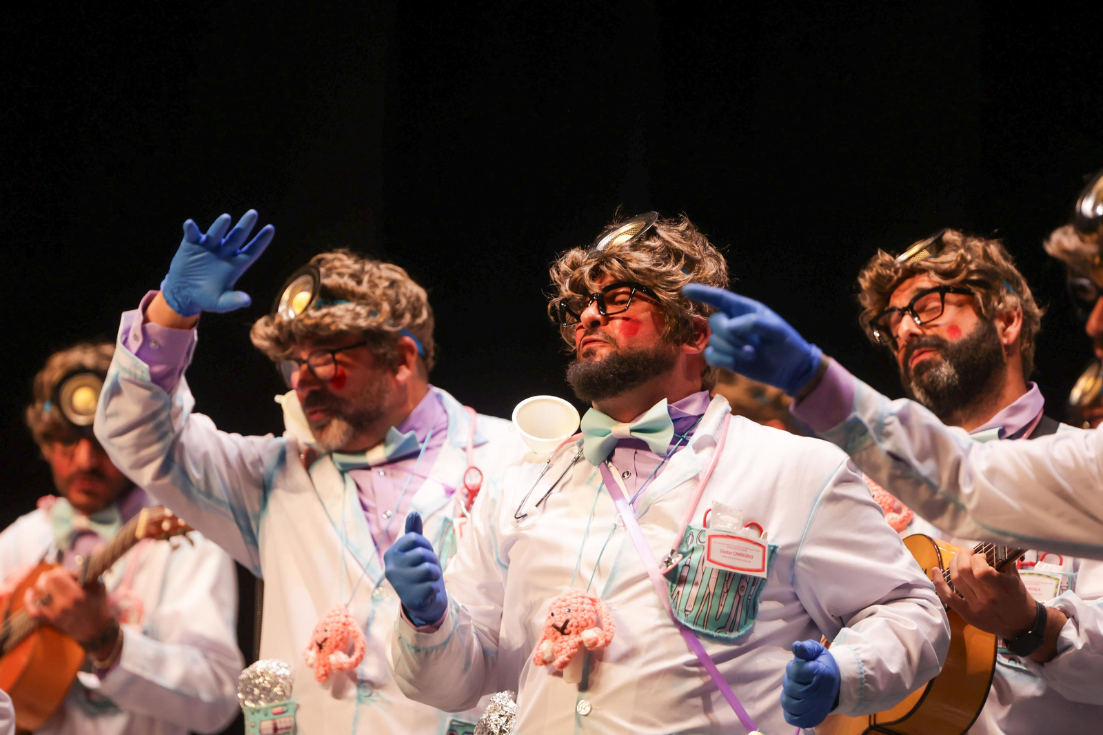 Imágenes de la actuación de la murga de Huelva "Soy yo, abre" en el Carnaval Colombino
