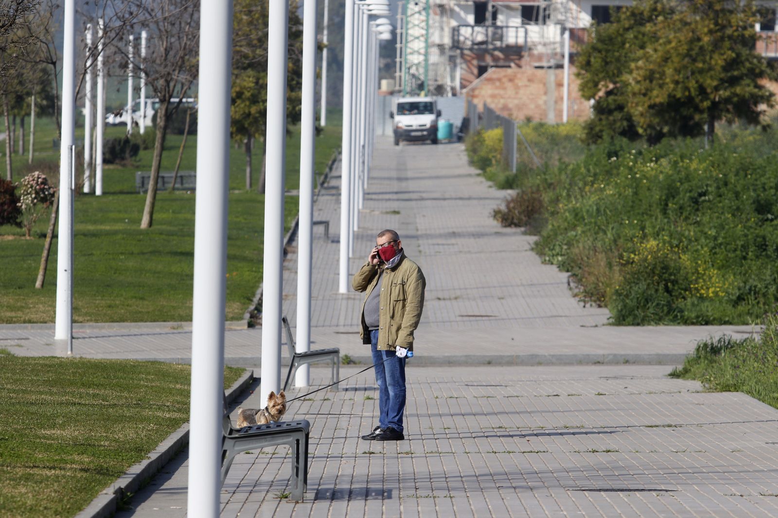 Un hombre habla por teléfono.