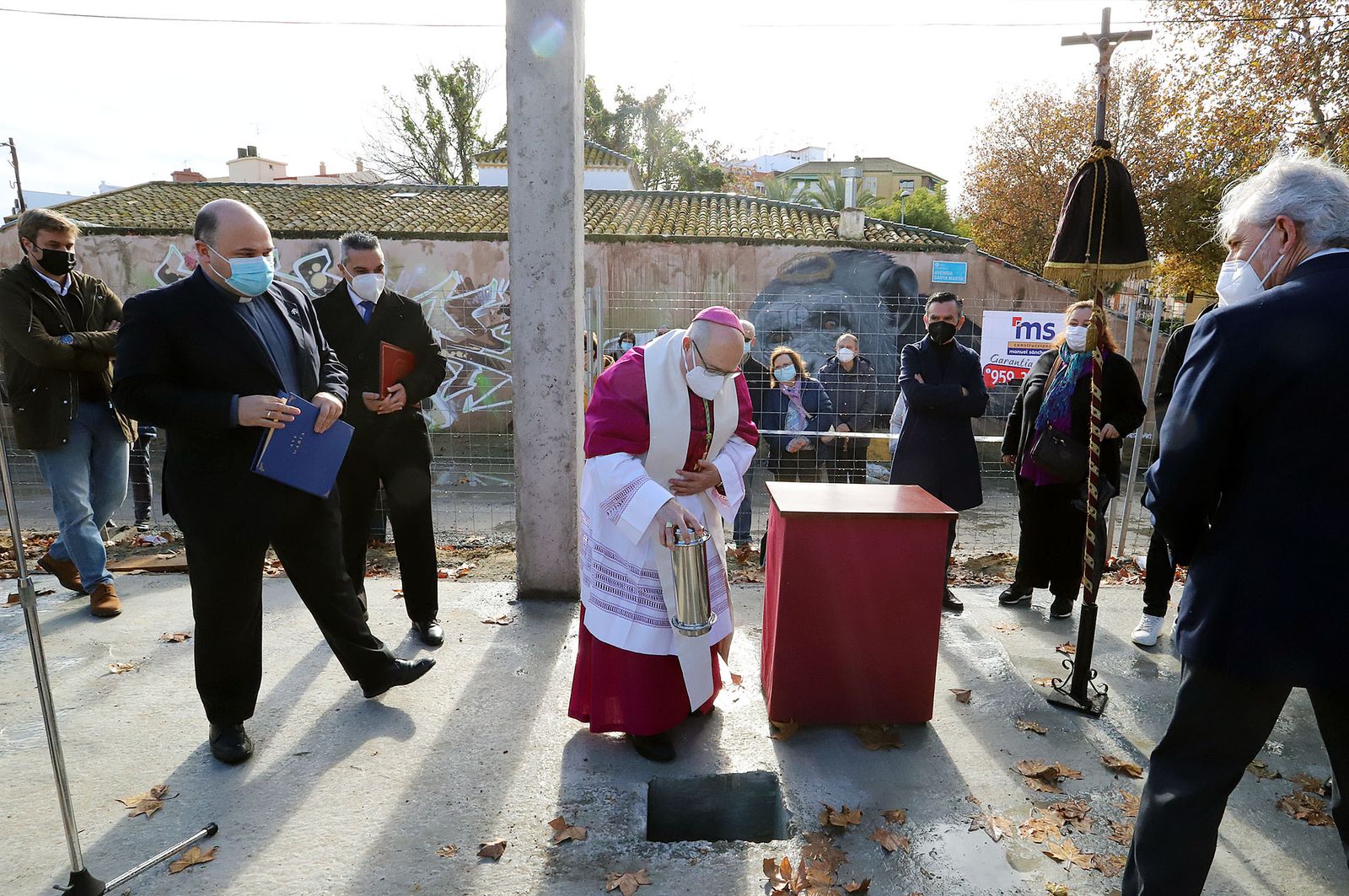 El Obispo de Huelva, Santiago Gómez, coloca la primera piedra de la nueva parroquia de Cristo Sacerdote, en imágenes