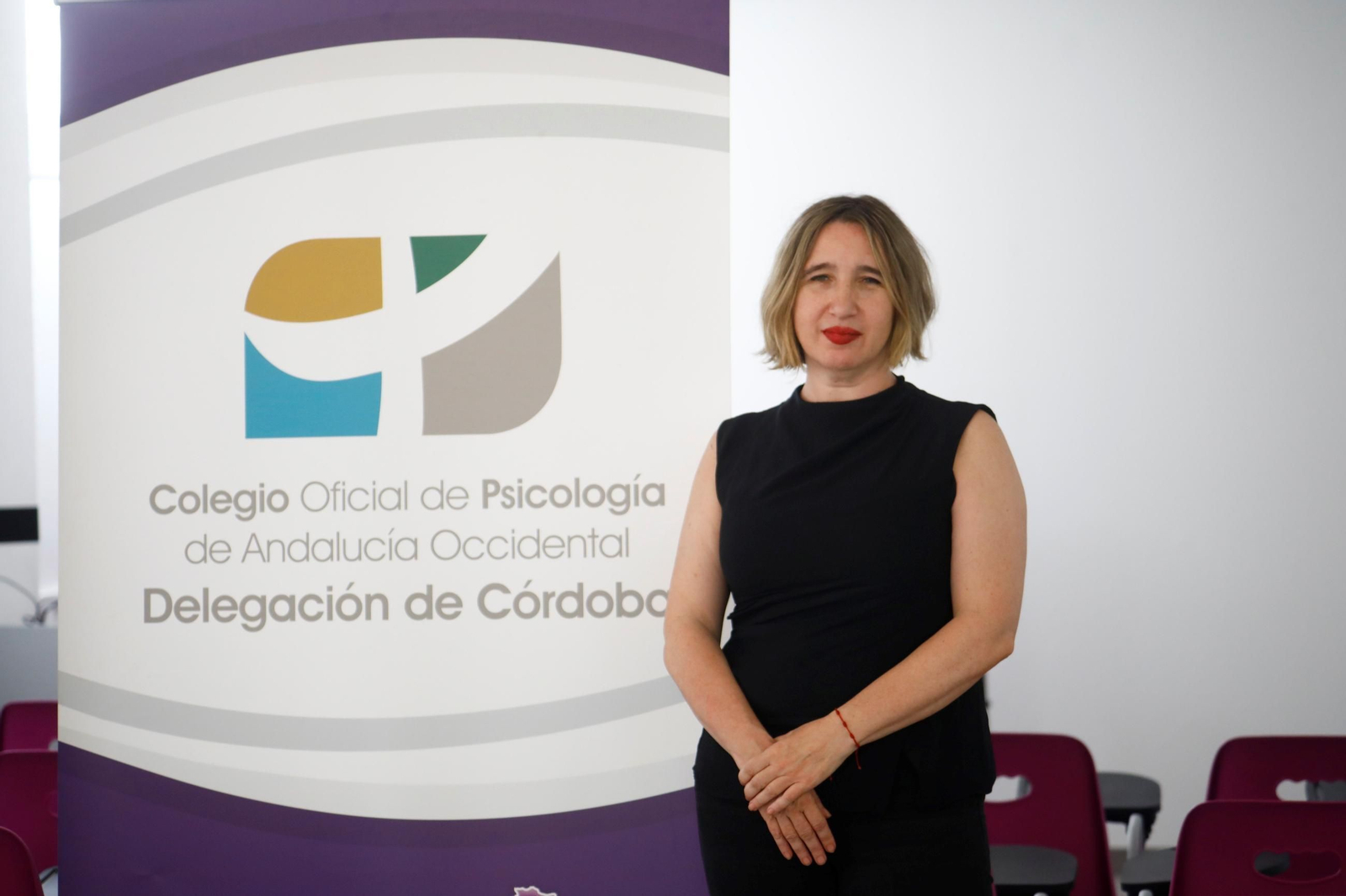 Rocío Parrado posa en el Colegio Oficial de Psicología de Córdoba.