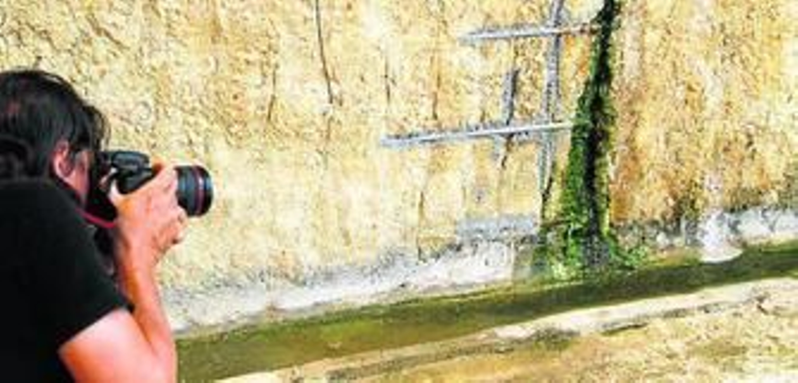 1. El portavoz del PSOE Juan Espadas y su compañera de filas, la concejal Encarnación Martínez, minutos antes de dar la rueda de prensa junto al paso del Tamarguillo cerrado. 2. Un fotógrafo toma imágenes de las filtraciones de agua en una pared lateral. 3. Operarios de Ferrovial se afanaban ayer en barrer y limpiar los restos de basura acumulados en el túnel durante estos meses.