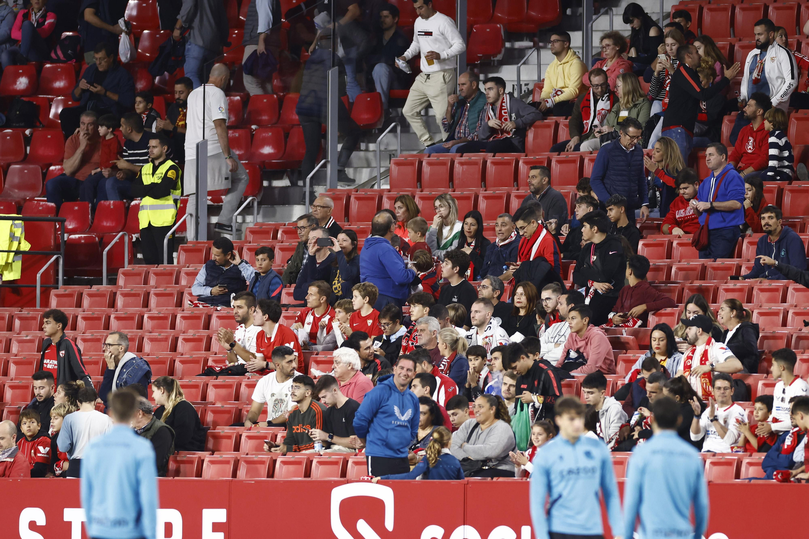Búscate en las fotos del Sevilla FC-Real Sociedad