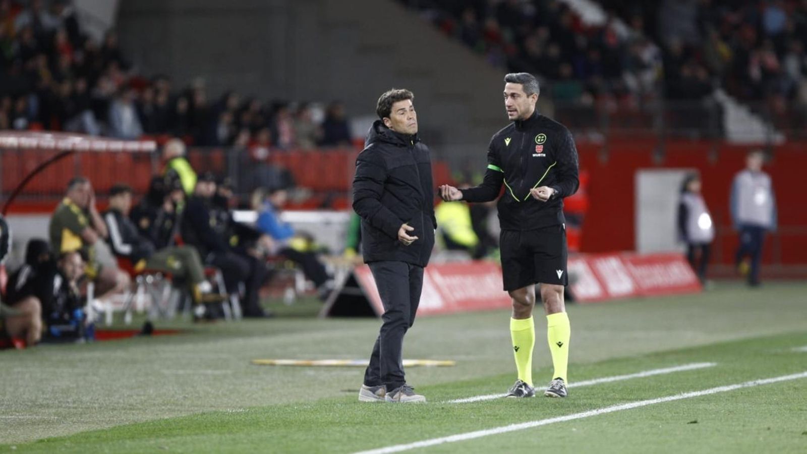 Rubi habla con el cuarto árbitro durante el duelo contra el Real Oviedo.