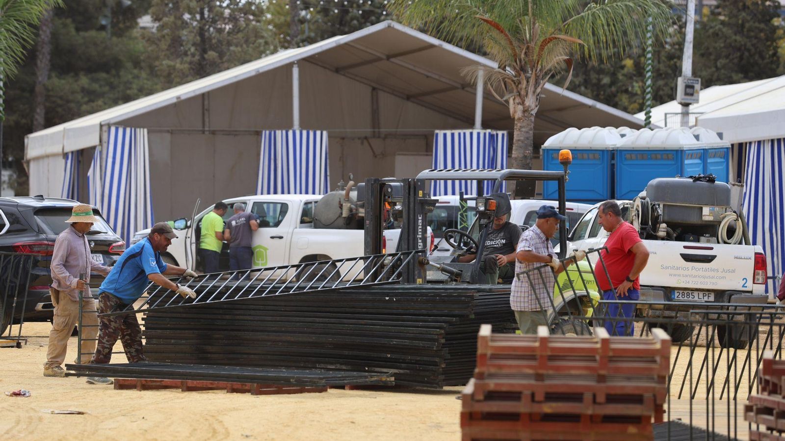 Preparativos en la Feria del Caballo de Huelva.