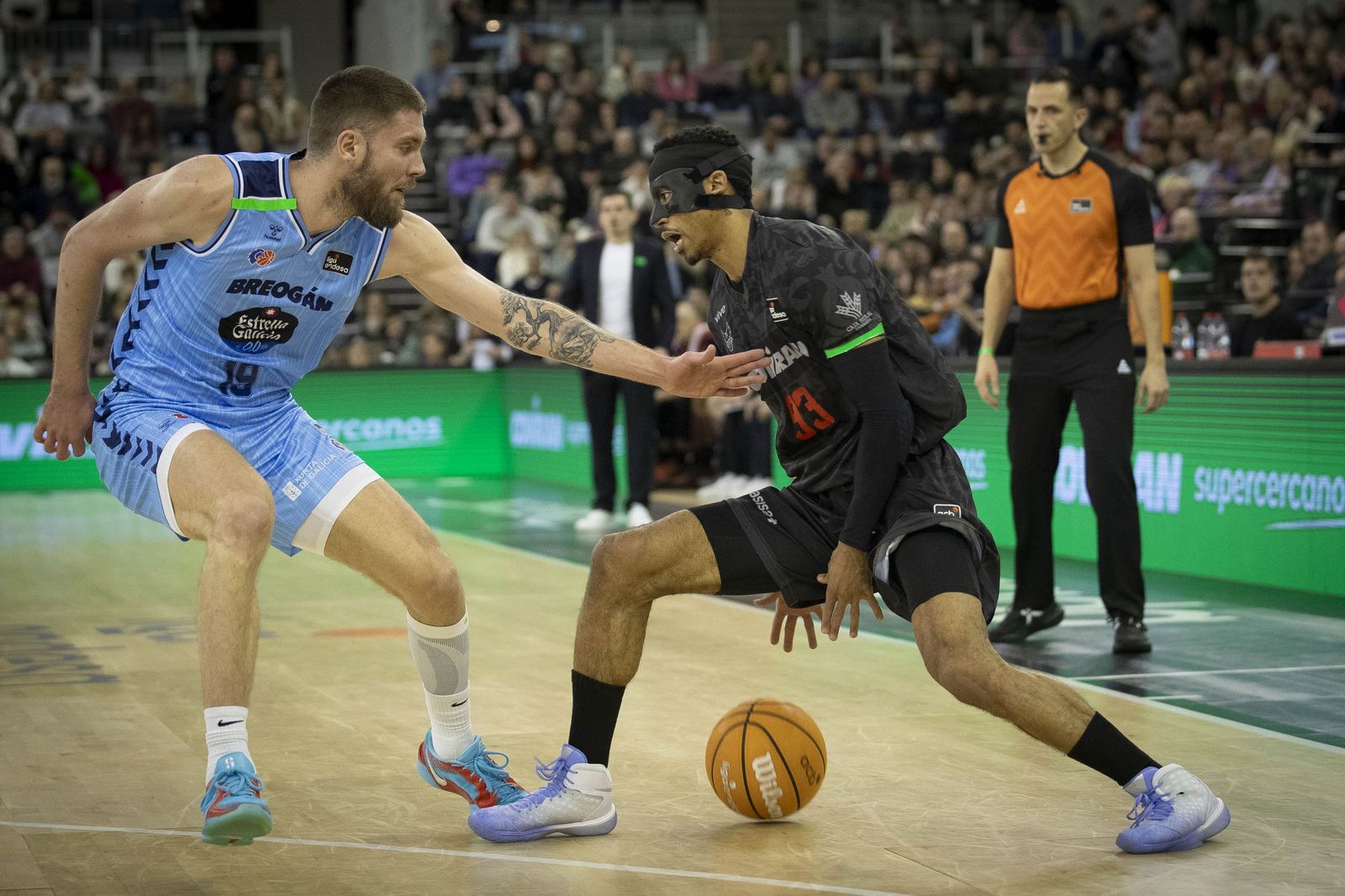 Un jugador del Covirán Granada penetrando desde el sector derecho.