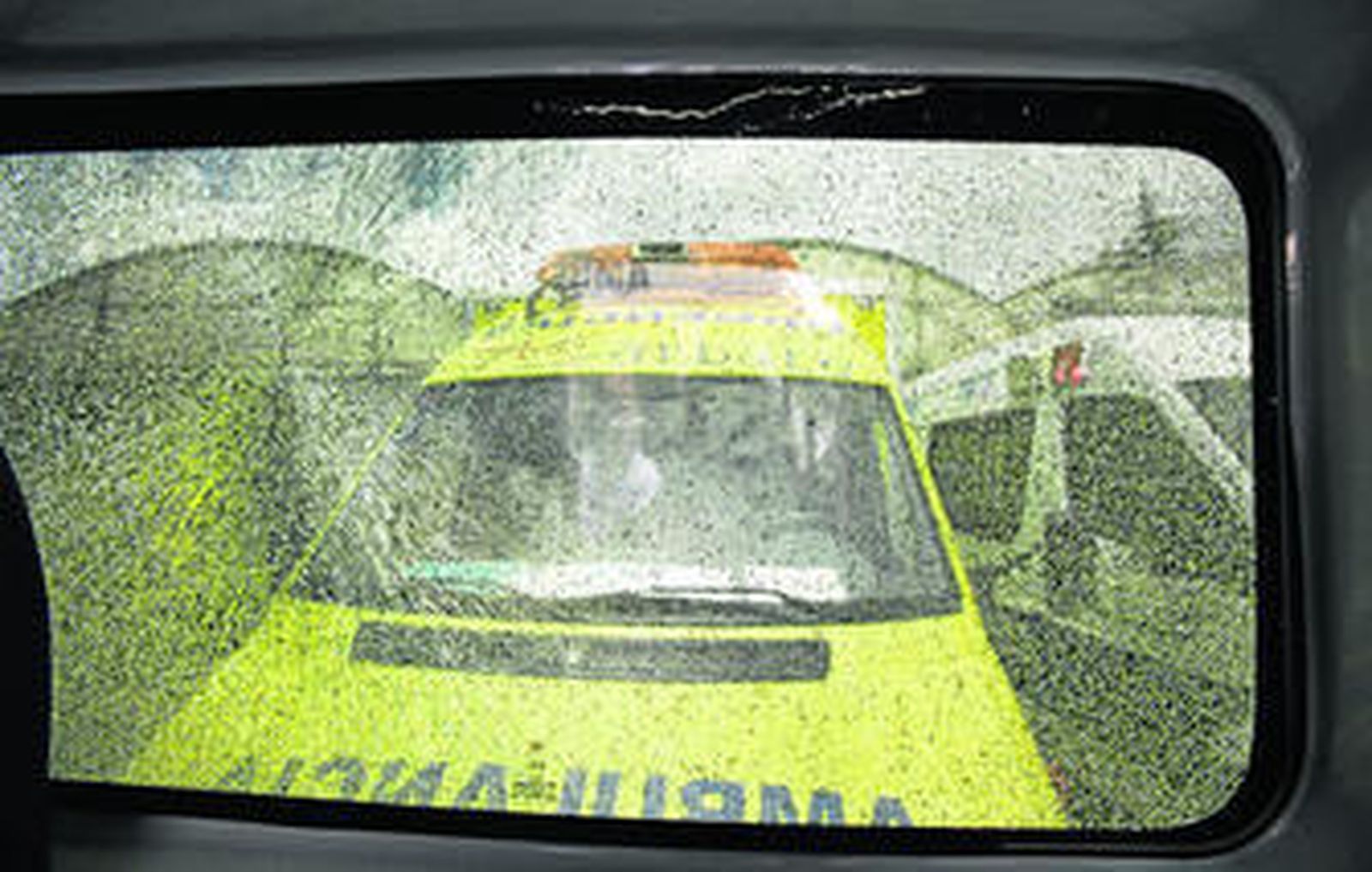 El cristal trasero destrozado de uno de los vehículos de Ambulancias Barbate, ayer en su sede de Puerto Real.