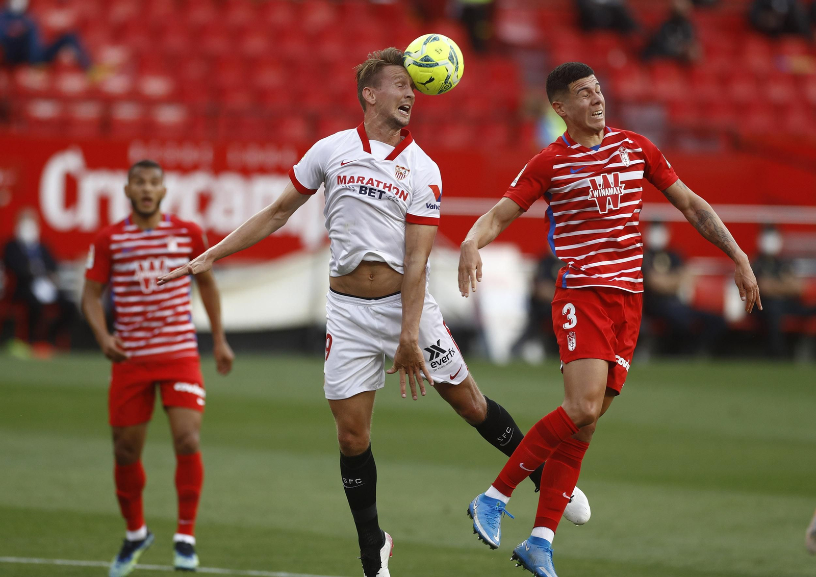 Nehuén pelea con De Jong por un balón aéreo.