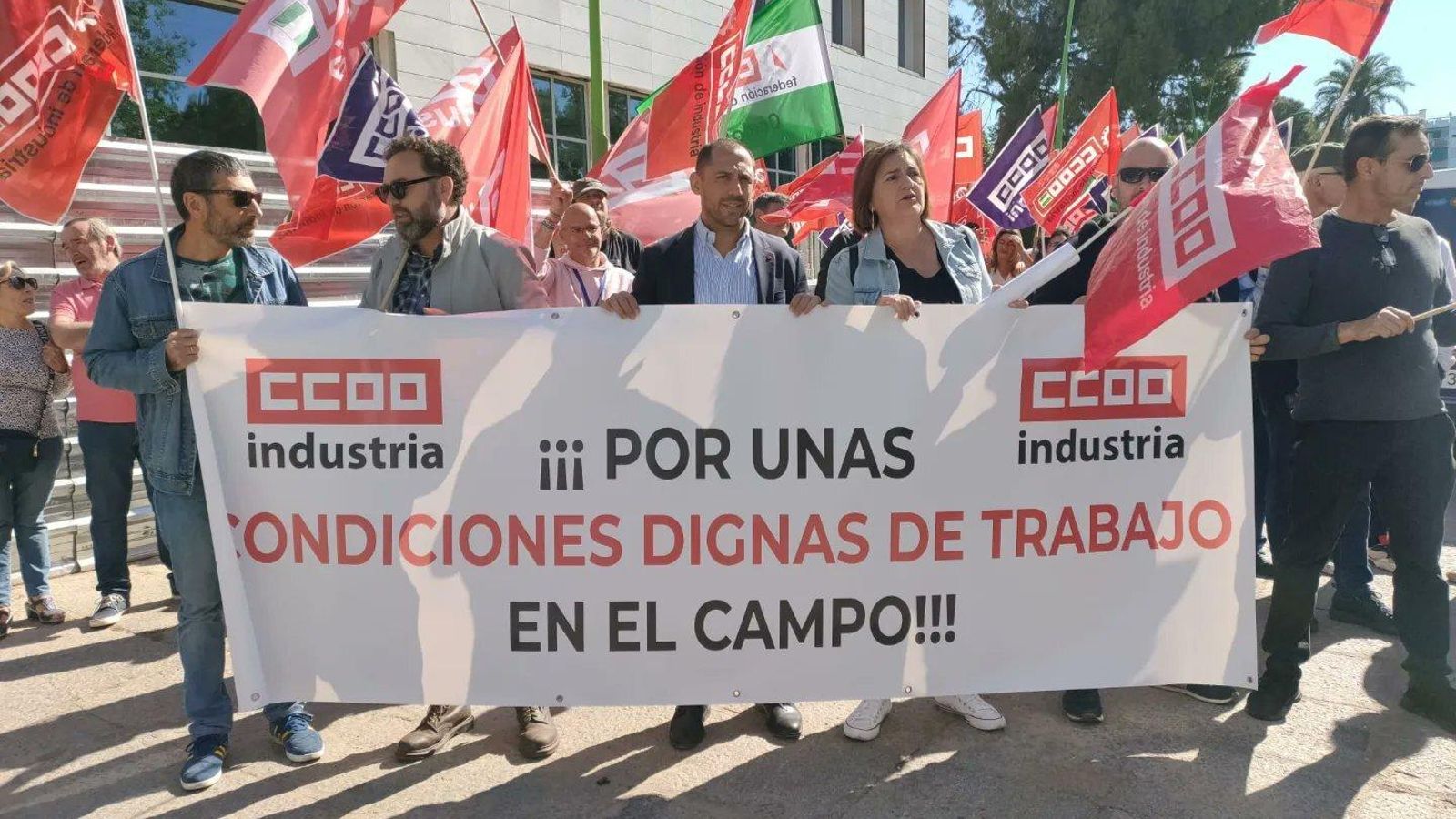 Un momento de la concentración de CCOO. Un momento de la concentración de CCOO.