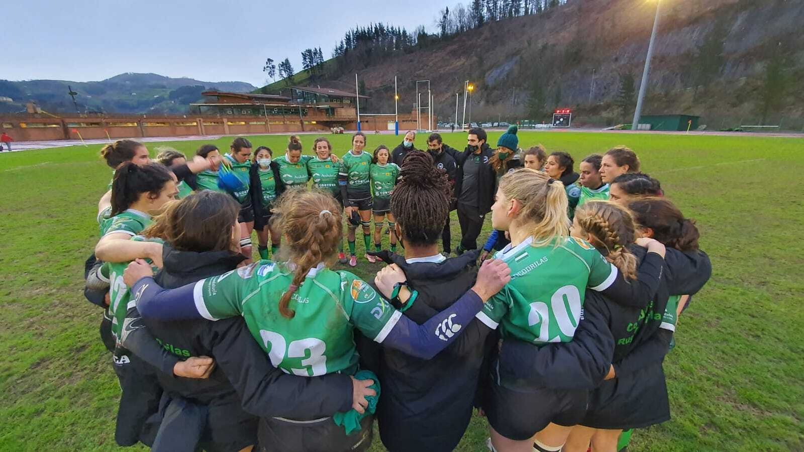 Las jugadoras del Corteva Cocos antes de comenzar el partido en el pesado campo eibarrés.