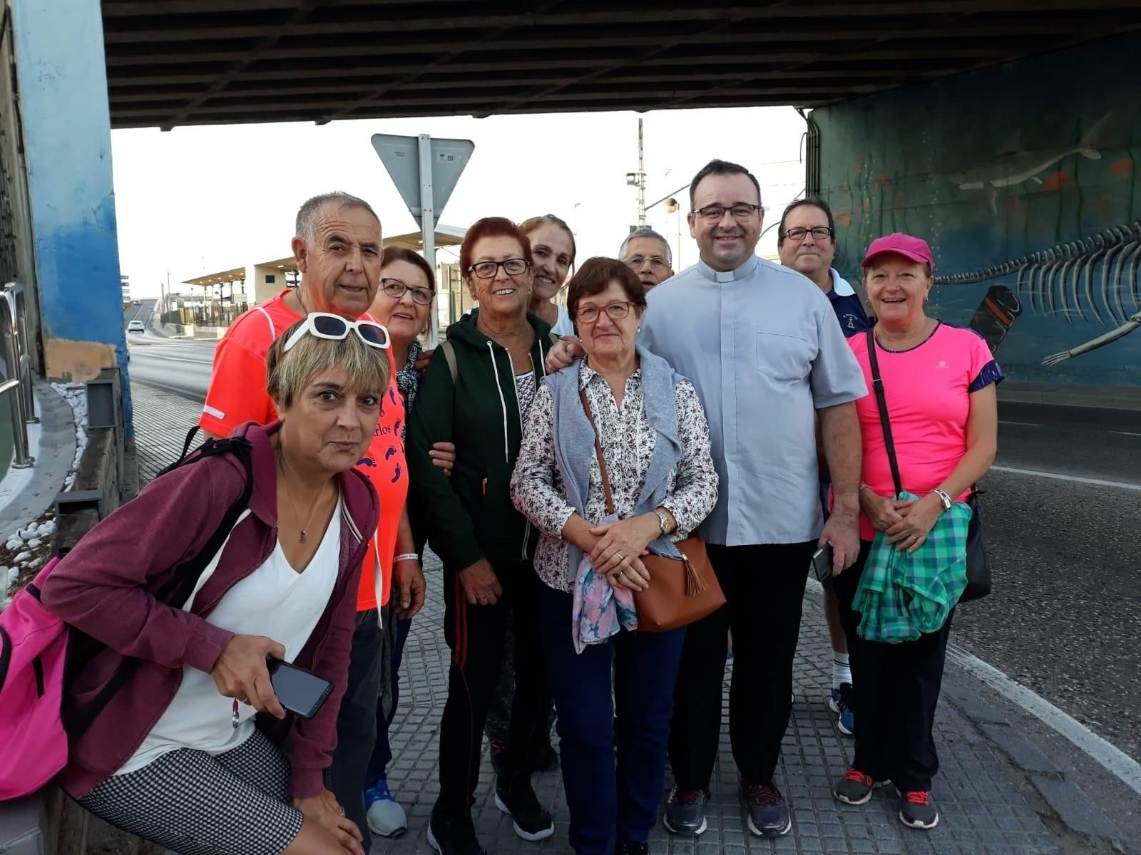El grupo de peregrinos de la parroquia de la Oliva de San Fernando, bajo el puente de la Zona Franca