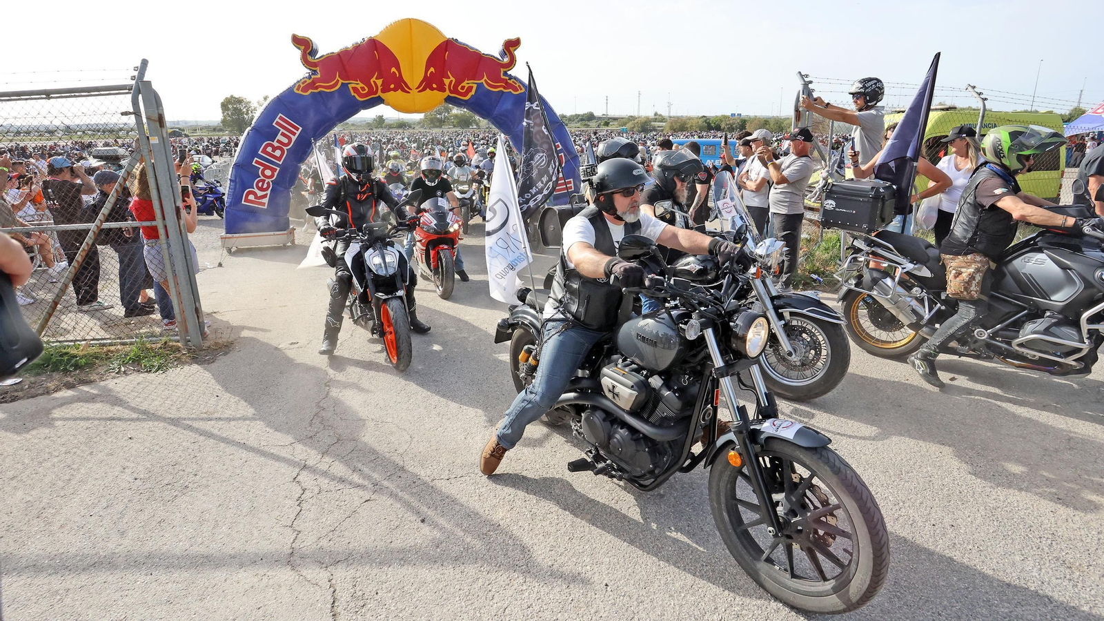 Salida de la caravana motera desde el Circuito de Jerez - Ángel Nieto Salida de la caravana motera desde el Circuito de Jerez - Ángel Nieto