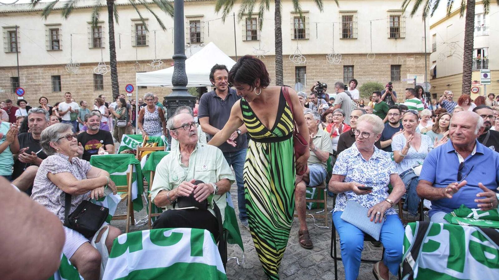 La candidata de Adelante Andalucía, entre sus seguidores.