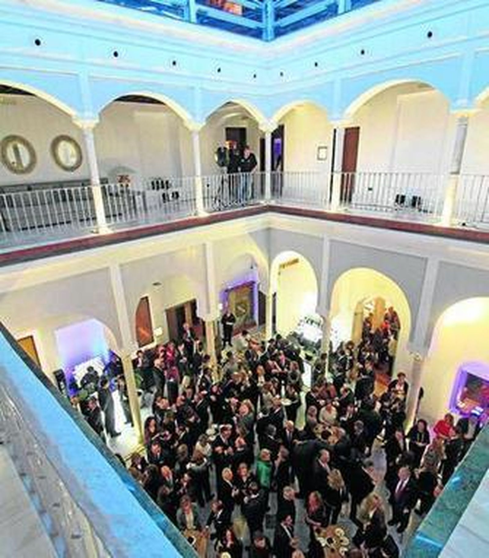 1. El claustro del hotel, salón del restaurante Sagardi, acogió el cóctel y la fiesta de inauguración. 2. El periodista Carlos Herrera y el empresario Ricardo Laguillo, socios del establecimiento. 3. El presidente del Consejo General de Hermandades y Cofradías de Sevilla, Carlos Bourrellier y su mujer María Antonia Fernández Morales. 4. El periodista Pepe da Rosa y su mujer Eva Martín Salazar. 5. La procuradora y bloguera Silvia de Carrión y Mercedes Morón Laguillo. 6. El torero Juan Antonio Ruiz Román 'Espartaco' y el presidente de la Fundación Cajasol, Antonio Pulido.