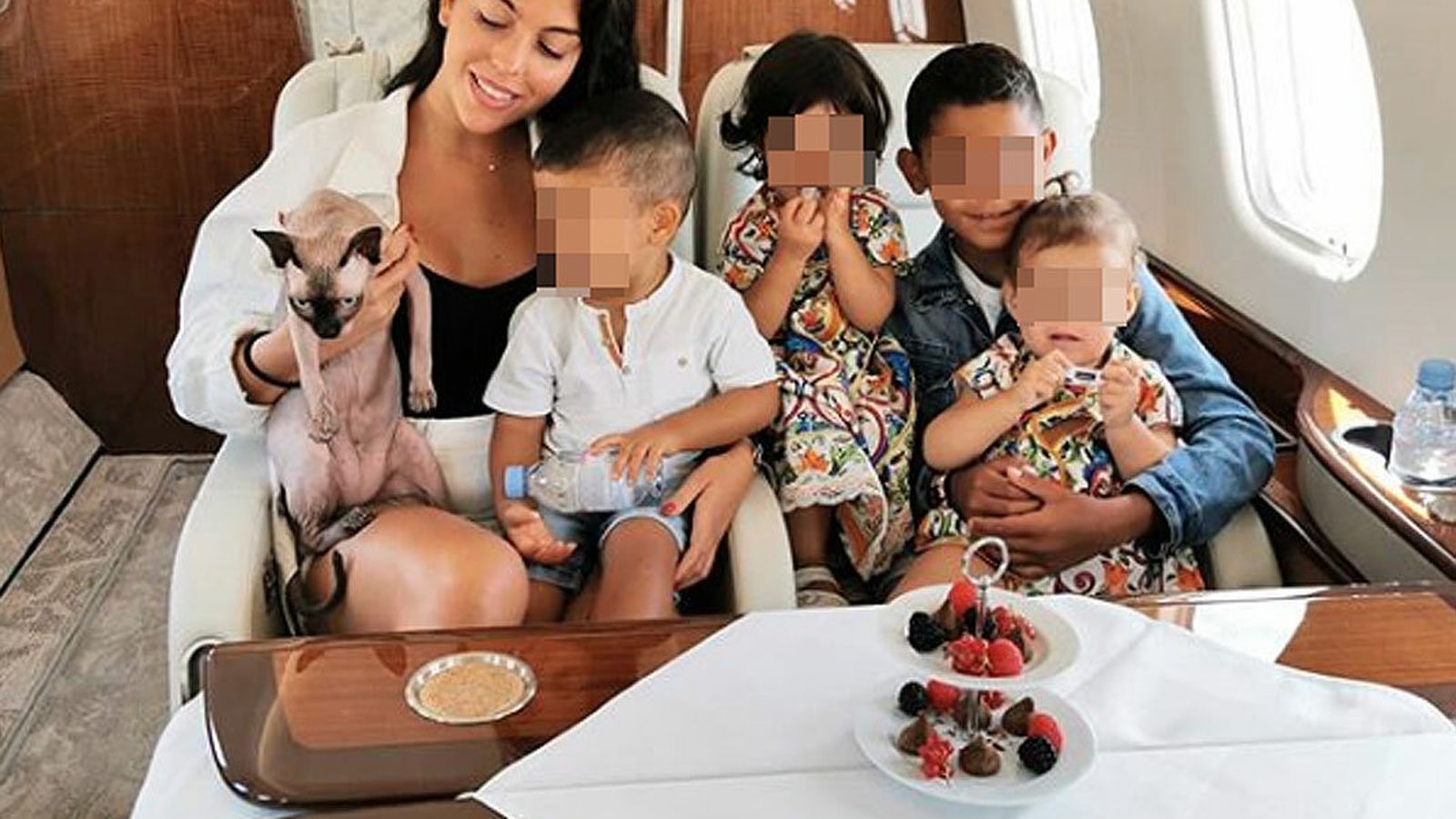 La modelo, con sus hijos (y su gato), a bordo del avión privado de Ronaldo.