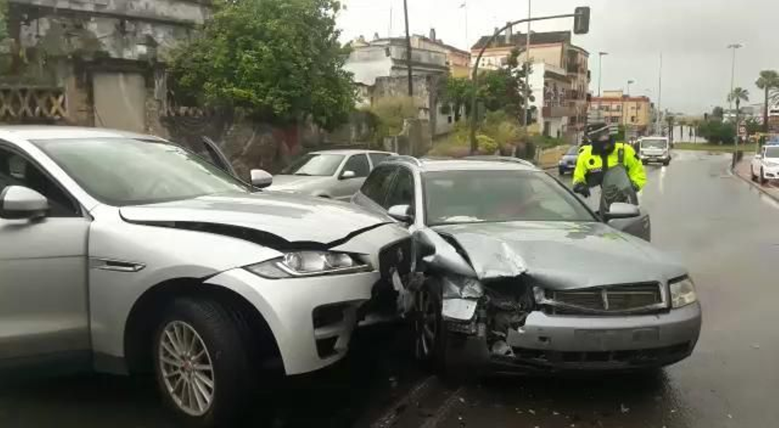 Accidente por colisión fronto-lateral en la cuesta de la Alcubilla.