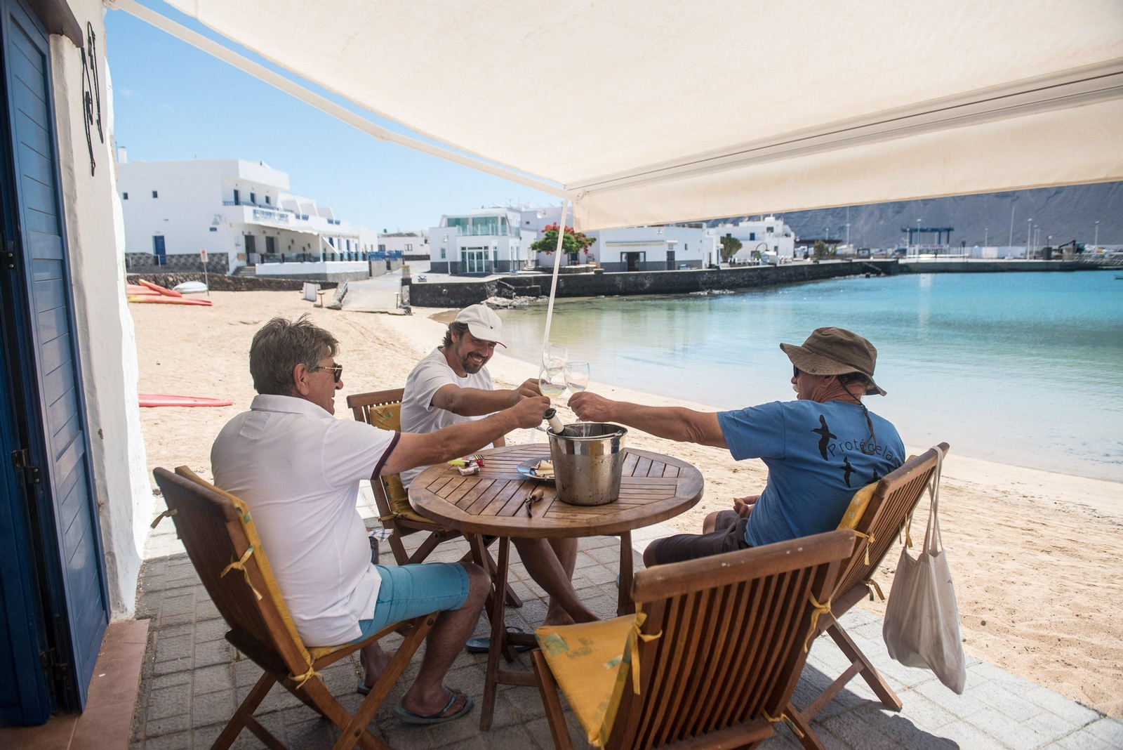 Brindando en La Graciosa.